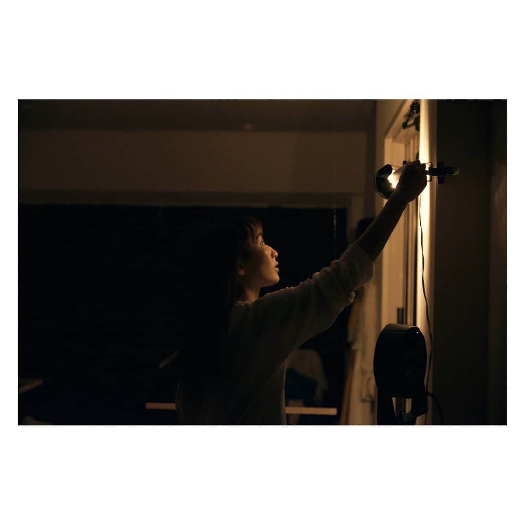 辻祐香さんのインスタグラム写真 - (辻祐香Instagram)「「岸田さん短編やろうよ」 無事に閉幕しました。 連日、本当に沢山の方にお越し頂きました。 ありがとうございます。 様々な感想を頂きました。 全て大切に胸の中に収まっております。  初めての岸田國士戯曲。 最初はあんなに目がテンになりながら稽古をしていたのに、今ではとても愛おしい戯曲となっています。クラさんマジック。  俳優としてとても大切なものを教えてもらえた時間でした。 昔の言葉の羅列はまるで、違う国の言語のようだったけどそれがとても良かった。 ただ現代語訳した意味で言葉を口に出せばいいというものでもありません。 この会話の中に一体どういう意味があるのか、そこには役の思想が入ってきたりもして、それをずっと模索している日々でした。 普段の会話でも言葉はどんどん連なっていくけど、どうして今こんな話をしているのだろう？まで深く考えて生きていなかった。  役者ってそういう部分を表現していくんだな。  あー日記みたいになってしまった。笑笑  バタバタな年末年始だったのでなんだかもう何ヶ月も経ったみたいだけどほんの数週間のお話なんですよね。それだけ濃かった。  最高でした。 今このタイミングで、このメンバーでこの作品に向き合えた事、一緒の宝です。 関わってくださった皆さま、 本当にありがとうございました。 今年はいいスタート切れたな！  #岸田國士 #岸田さん短編やろうよ #終演」1月20日 13時23分 - kanon_tsuji0819