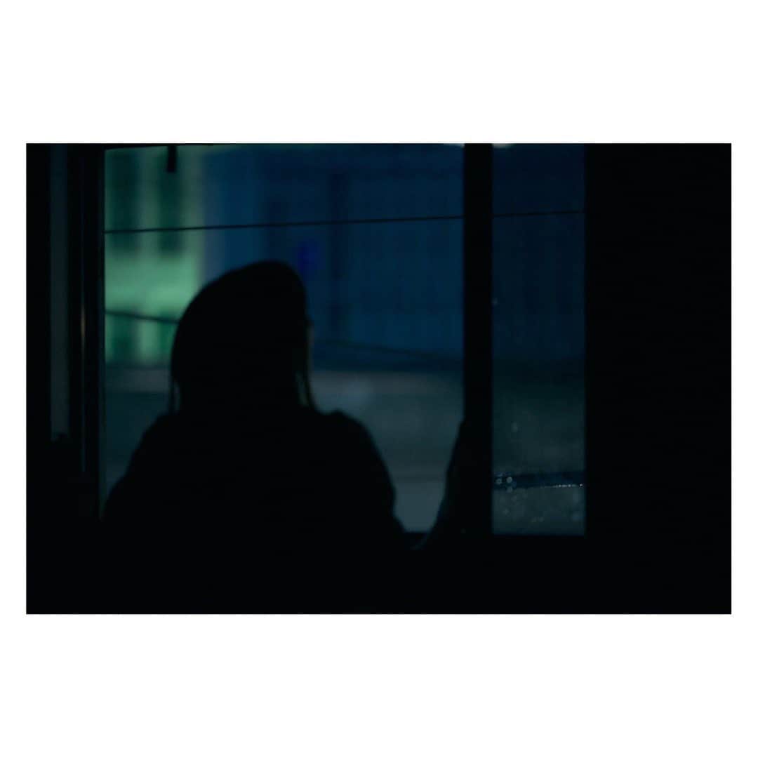 辻祐香さんのインスタグラム写真 - (辻祐香Instagram)「「岸田さん短編やろうよ」 無事に閉幕しました。 連日、本当に沢山の方にお越し頂きました。 ありがとうございます。 様々な感想を頂きました。 全て大切に胸の中に収まっております。  初めての岸田國士戯曲。 最初はあんなに目がテンになりながら稽古をしていたのに、今ではとても愛おしい戯曲となっています。クラさんマジック。  俳優としてとても大切なものを教えてもらえた時間でした。 昔の言葉の羅列はまるで、違う国の言語のようだったけどそれがとても良かった。 ただ現代語訳した意味で言葉を口に出せばいいというものでもありません。 この会話の中に一体どういう意味があるのか、そこには役の思想が入ってきたりもして、それをずっと模索している日々でした。 普段の会話でも言葉はどんどん連なっていくけど、どうして今こんな話をしているのだろう？まで深く考えて生きていなかった。  役者ってそういう部分を表現していくんだな。  あー日記みたいになってしまった。笑笑  バタバタな年末年始だったのでなんだかもう何ヶ月も経ったみたいだけどほんの数週間のお話なんですよね。それだけ濃かった。  最高でした。 今このタイミングで、このメンバーでこの作品に向き合えた事、一緒の宝です。 関わってくださった皆さま、 本当にありがとうございました。 今年はいいスタート切れたな！  #岸田國士 #岸田さん短編やろうよ #終演」1月20日 13時23分 - kanon_tsuji0819