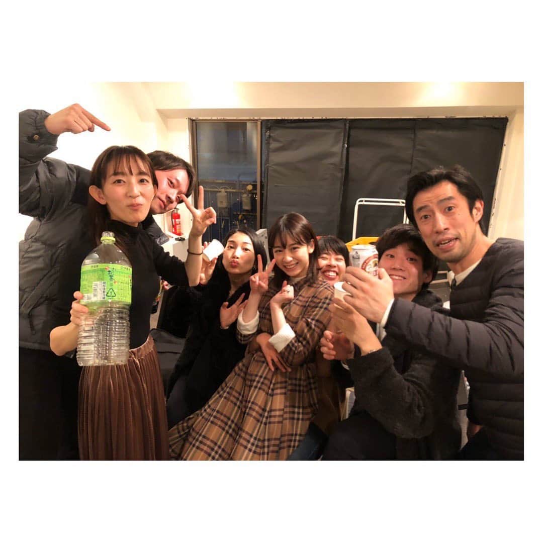 辻祐香さんのインスタグラム写真 - (辻祐香Instagram)「「岸田さん短編やろうよ」 無事に閉幕しました。 連日、本当に沢山の方にお越し頂きました。 ありがとうございます。 様々な感想を頂きました。 全て大切に胸の中に収まっております。  初めての岸田國士戯曲。 最初はあんなに目がテンになりながら稽古をしていたのに、今ではとても愛おしい戯曲となっています。クラさんマジック。  俳優としてとても大切なものを教えてもらえた時間でした。 昔の言葉の羅列はまるで、違う国の言語のようだったけどそれがとても良かった。 ただ現代語訳した意味で言葉を口に出せばいいというものでもありません。 この会話の中に一体どういう意味があるのか、そこには役の思想が入ってきたりもして、それをずっと模索している日々でした。 普段の会話でも言葉はどんどん連なっていくけど、どうして今こんな話をしているのだろう？まで深く考えて生きていなかった。  役者ってそういう部分を表現していくんだな。  あー日記みたいになってしまった。笑笑  バタバタな年末年始だったのでなんだかもう何ヶ月も経ったみたいだけどほんの数週間のお話なんですよね。それだけ濃かった。  最高でした。 今このタイミングで、このメンバーでこの作品に向き合えた事、一緒の宝です。 関わってくださった皆さま、 本当にありがとうございました。 今年はいいスタート切れたな！  #岸田國士 #岸田さん短編やろうよ #終演」1月20日 13時23分 - kanon_tsuji0819