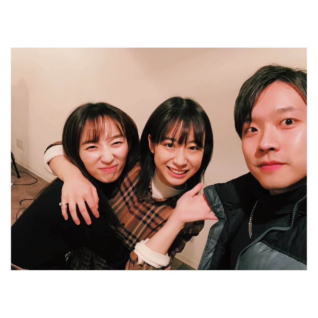 辻祐香さんのインスタグラム写真 - (辻祐香Instagram)「「岸田さん短編やろうよ」 無事に閉幕しました。 連日、本当に沢山の方にお越し頂きました。 ありがとうございます。 様々な感想を頂きました。 全て大切に胸の中に収まっております。  初めての岸田國士戯曲。 最初はあんなに目がテンになりながら稽古をしていたのに、今ではとても愛おしい戯曲となっています。クラさんマジック。  俳優としてとても大切なものを教えてもらえた時間でした。 昔の言葉の羅列はまるで、違う国の言語のようだったけどそれがとても良かった。 ただ現代語訳した意味で言葉を口に出せばいいというものでもありません。 この会話の中に一体どういう意味があるのか、そこには役の思想が入ってきたりもして、それをずっと模索している日々でした。 普段の会話でも言葉はどんどん連なっていくけど、どうして今こんな話をしているのだろう？まで深く考えて生きていなかった。  役者ってそういう部分を表現していくんだな。  あー日記みたいになってしまった。笑笑  バタバタな年末年始だったのでなんだかもう何ヶ月も経ったみたいだけどほんの数週間のお話なんですよね。それだけ濃かった。  最高でした。 今このタイミングで、このメンバーでこの作品に向き合えた事、一緒の宝です。 関わってくださった皆さま、 本当にありがとうございました。 今年はいいスタート切れたな！  #岸田國士 #岸田さん短編やろうよ #終演」1月20日 13時23分 - kanon_tsuji0819