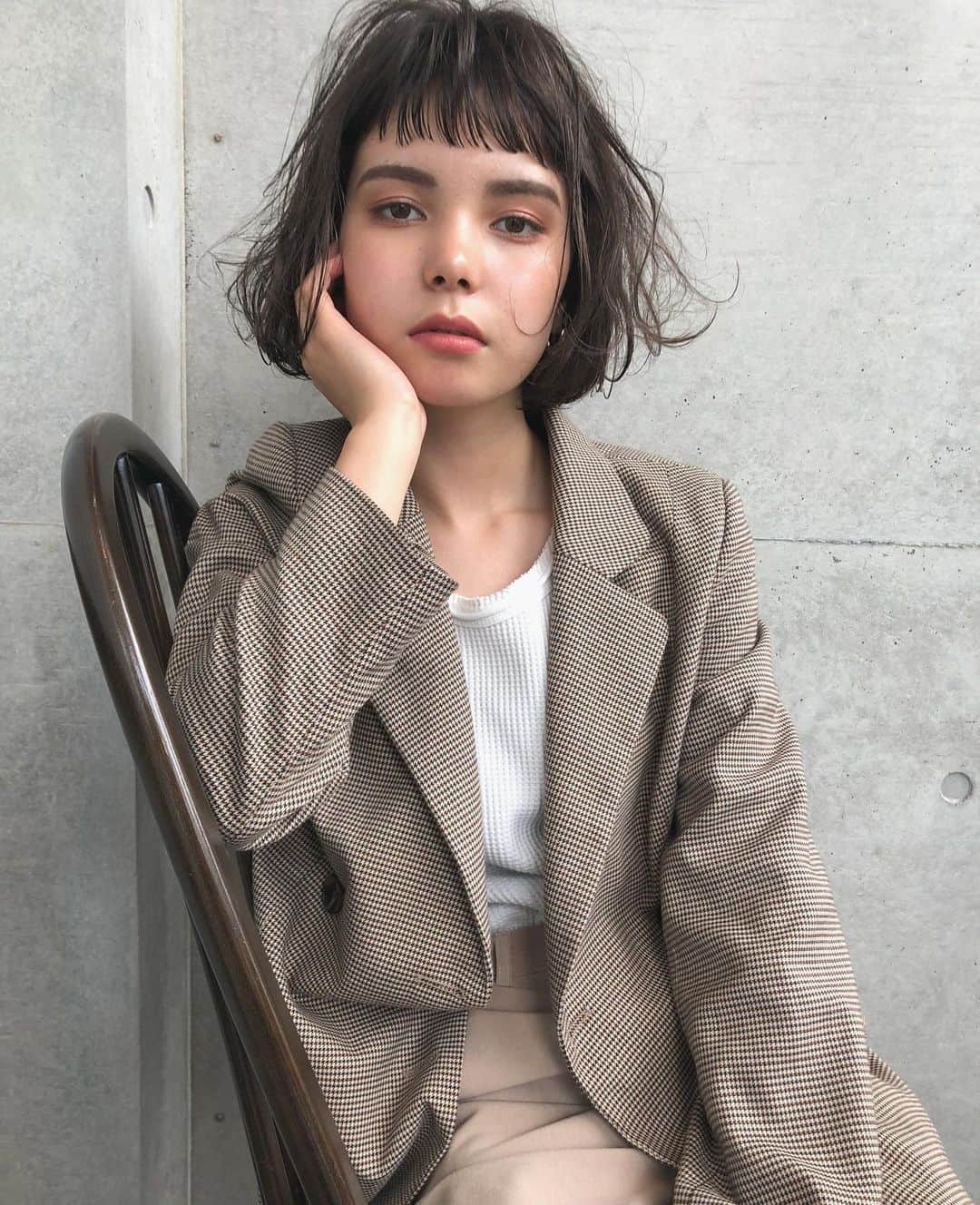 カワシリアツシのインスタグラム：「月曜日は定休日です🙇‍♂️ 火曜日以降でご予約お待ちしてます😊 ・ ・ ・オリジナル配合で他にはできないカラー ・◎ ・ ・退色が気になるブリーチカラー用に ・3週間以内のメンテナンスメニューもご用 ・意してます☺︎ ・ ・大切な髪の毛を髪質やダメージレベルに ・合わせ丁寧にブリーチ・カラーいたしま ・す☺︎ ・ ・ブリーチの回数がわからない。 ・料金が気になる。 ・なんでもご気軽にご相談ください😊 ・ ・ご予約やご相談はDM・LINE・NETより ・お待ちしております。 ・ ・ ・ #アディクシー #イルミナカラー  #外国人風カラー #ミニボブ #切りっぱなしボブ #ハイライトカラー #ピンク #ピンクベージュ #ベージュ#ボブ #Wカラー #ストキュア #美容学生 #撮影 #ウルフ #ウルフカット  #ショートヘア #グレージュ  #ハンサムショート #ブリーチ #portrait #フィルムカメラ #hairstyle #ショートカット #haircolor #ハイトーン #데일리룩 #时尚 #แฟชั่น#デジキュア」