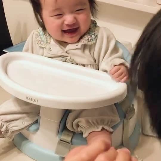しほの涼のインスタグラム：「笑いすぎて『あぁ〜！』とかなってる😂😂 人見知りの件、コメント頂きありがとうございました🙇‍♀️ 生後6カ月から始まる子が多いと聞いていたのですが、あまり心配しなくて良さそうですね☺️安心しました🥰 #生後6カ月#生後6カ月ベビー #生後6カ月女の子#生後半年#生後半年過ぎました #よく笑う#よく笑う子 #よく笑う赤ちゃん #大笑い赤ちゃん#癒され動画」