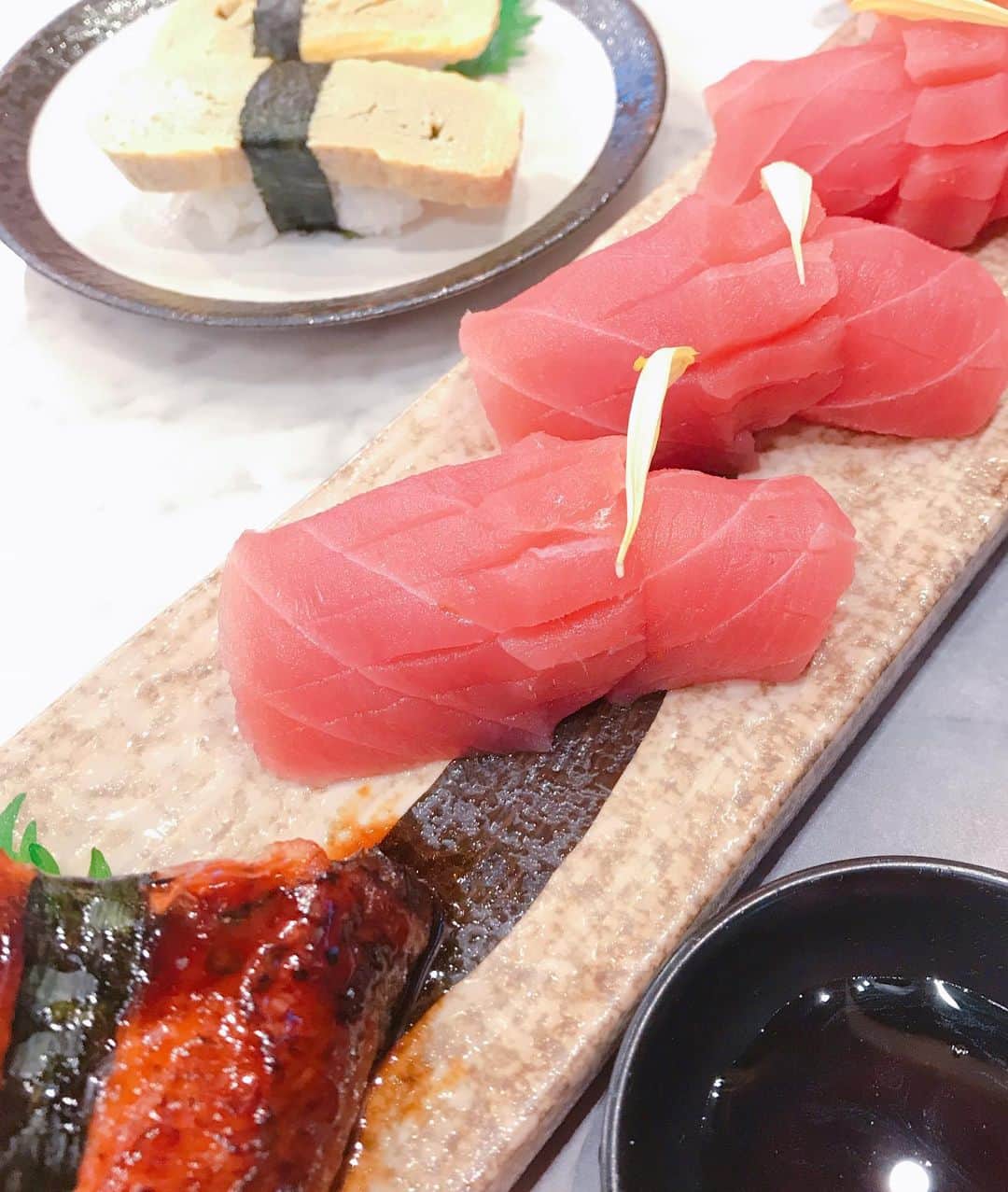 DJ MIYAさんのインスタグラム写真 - (DJ MIYAInstagram)「バンコクからやっほーにゃりーん💗(o^^o) 昨日のお昼ごはんー❤️Bangkokのお寿司屋さん SUSHI SEKIに行きましたぁ❤️ @sushisekithailand . eatigo っていうapplicationを使って50%offで予約できたよぉ❤️💗 . スマホから予約するだけなので、超簡単でした❤️ . .  Siam Paragonの5階の映画館の近くにあるラグジュアリーなSUSHI restaurant💗 まぐろや、うなぎがめっちゃ美味しくて、今まで海外で行ったお寿司屋さんで1番美味しいお寿司🍣🍣❤️に出会えましたぁー❤️ . .  #eatigo  #PR  #バンコク　#バンコクホテル　#タイ旅行 #バンコク旅行　#タビジョ　#旅好き女子　#バンコク女子旅　#バンコクホテル #ラグジュアリーホテル　#観光PR #旅インスタグラマー　#東南アジア  #海外の寿司  #バンコク寿司  #SiamParagon  #海外旅行　#トラベラー　#旅好き　#サイアム　#サイアムパラゴン　#女子旅 #南国リゾート　#今日のコーデ　#インスタグラマー　#インフルエンサー #sushiseki #sushisekithailand  #バンコクグルメ #グルメ女子」1月20日 13時31分 - dj_miya