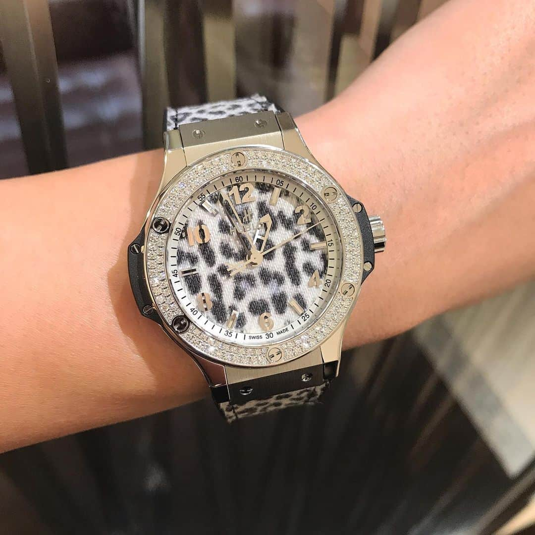 bijouxthreecさんのインスタグラム写真 - (bijouxthreecInstagram)「【HUBLOT】 ♦︎ビッグ・バン スノーレオパード ダイヤモンド♦︎ 361.SX.7710.NR.1104.JPN18  モノクロームのレオパード柄を大胆にあしらった 「ビッグ・バン スノーレオパード ダイヤモンド」。 パワフルで強い個性を持ちながら、女性らしさをいっそう楽しめる魅力を兼ね備えています。  スノーレオパードジーンズダイアルにベゼルにダイヤモンド126個をセット。 ♦︎日本限定モデル♦︎ #HUBLOT#hublot #日本限定#レオパード#ダイヤモンド#361.SX.7710.NR.1104.JPN18#ビックバン#レディースモデル#ジュエリーウォッチ#スリーク#ｽﾘｰｸ新潟#古町#新潟市#中央区#ビジュースリーク」1月20日 13時33分 - bijouxthreec