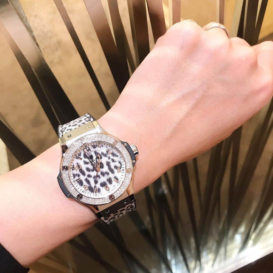 bijouxthreecさんのインスタグラム写真 - (bijouxthreecInstagram)「【HUBLOT】 ♦︎ビッグ・バン スノーレオパード ダイヤモンド♦︎ 361.SX.7710.NR.1104.JPN18  モノクロームのレオパード柄を大胆にあしらった 「ビッグ・バン スノーレオパード ダイヤモンド」。 パワフルで強い個性を持ちながら、女性らしさをいっそう楽しめる魅力を兼ね備えています。  スノーレオパードジーンズダイアルにベゼルにダイヤモンド126個をセット。 ♦︎日本限定モデル♦︎ #HUBLOT#hublot #日本限定#レオパード#ダイヤモンド#361.SX.7710.NR.1104.JPN18#ビックバン#レディースモデル#ジュエリーウォッチ#スリーク#ｽﾘｰｸ新潟#古町#新潟市#中央区#ビジュースリーク」1月20日 13時33分 - bijouxthreec