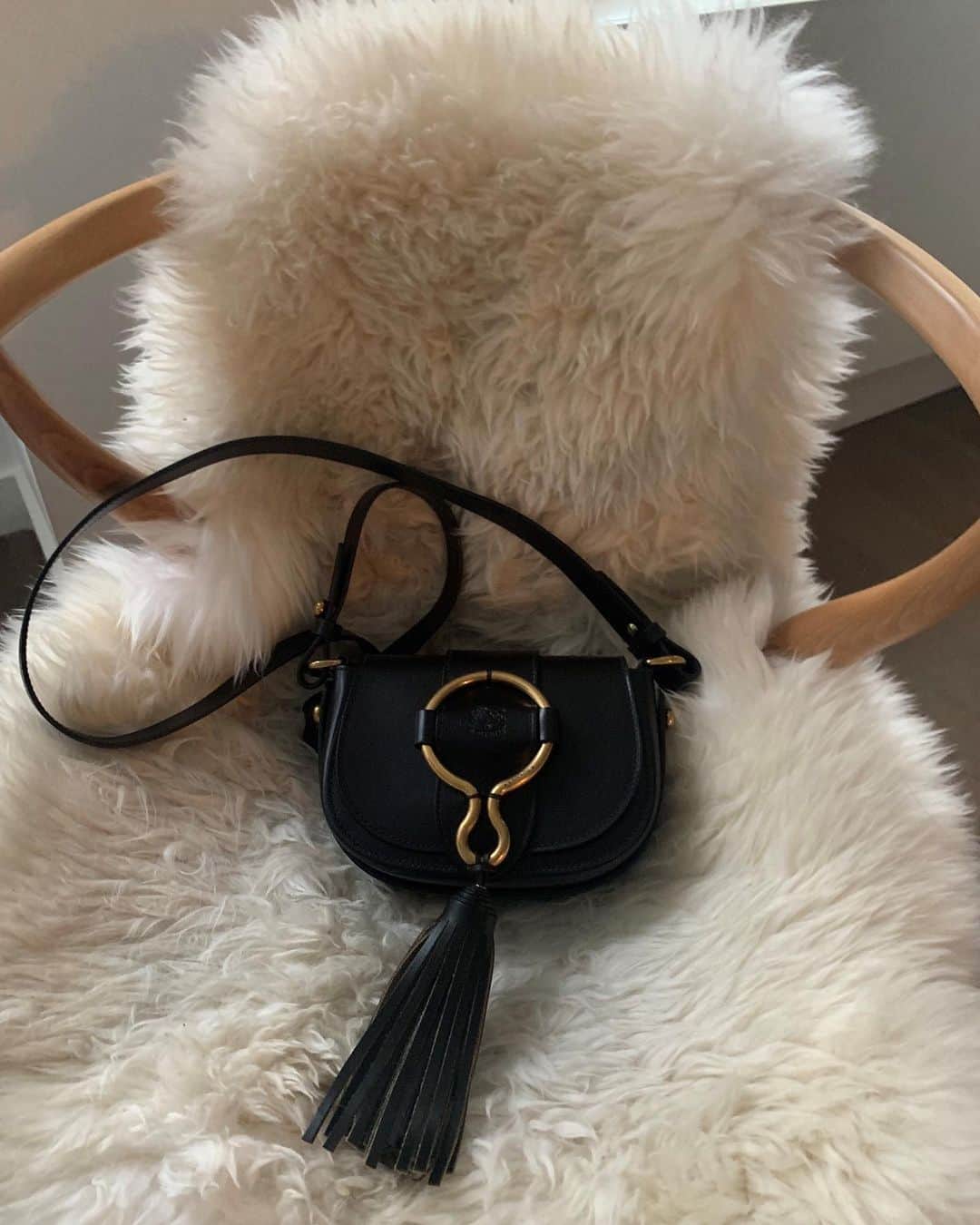 イルビゾンテのインスタグラム：「Sophisticated everyday life. ☆  #ilbisonte #leatherbag #accessories #madeintuscany」