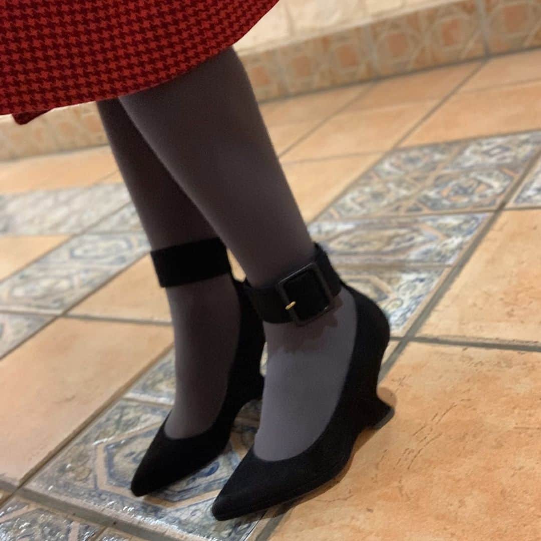 沢瀉美緒さんのインスタグラム写真 - (沢瀉美緒Instagram)「※ Love this shoes 👠 . . Especially silhouette. . 珍しく黒のヒールを✨ . 見た目のシルエットが美しく ベルトが可愛くてお迎えした @dior の。 . 歪なヒールも可愛い😂 . . #heels #ヒール #👠 #pumps #パンプス #dior #ディオール #fashion #instafashion #ファッション」1月21日 0時30分 - mio_omodaka