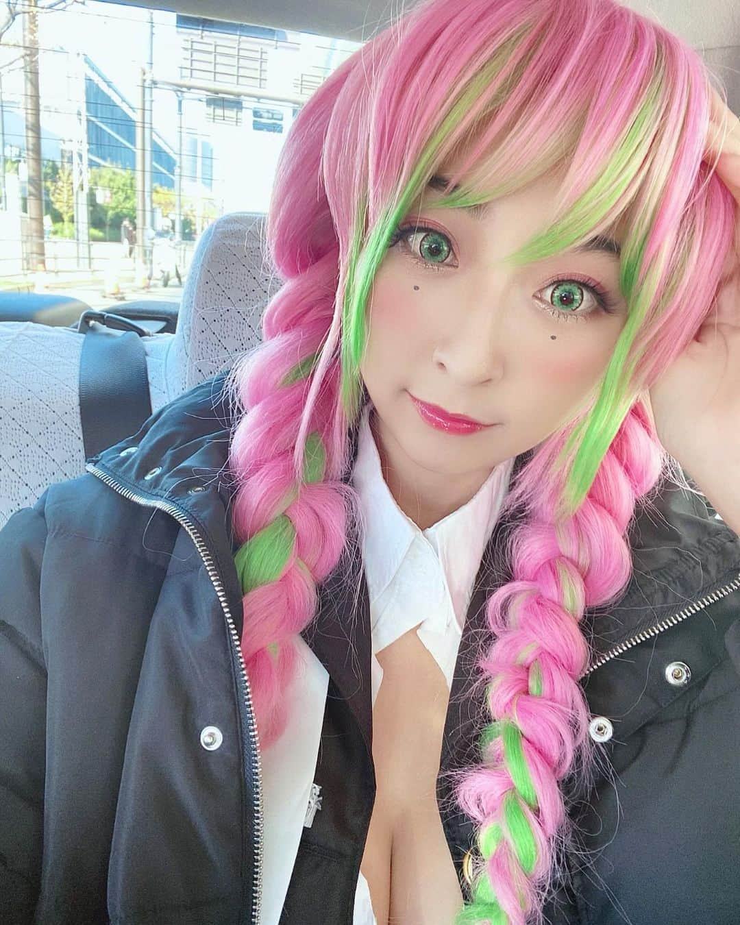 緒方咲さんのインスタグラム写真 - (緒方咲Instagram)「甘露寺蜜璃ちゃん💗💚💗💚 タクシーに乗るの巻！！！笑 .  #冬コミ #鬼滅の刃 #甘露寺蜜璃 #柱 #C97 #C97コスプレ #コミケ #コミケコスプレ #コスプレ #アニメ #anime #コスプレ #cosplay  #グラドル #グラビア #緒方咲 #photo #me #girl #sexy #cute #happy #instagood」1月21日 0時30分 - chaaansaki