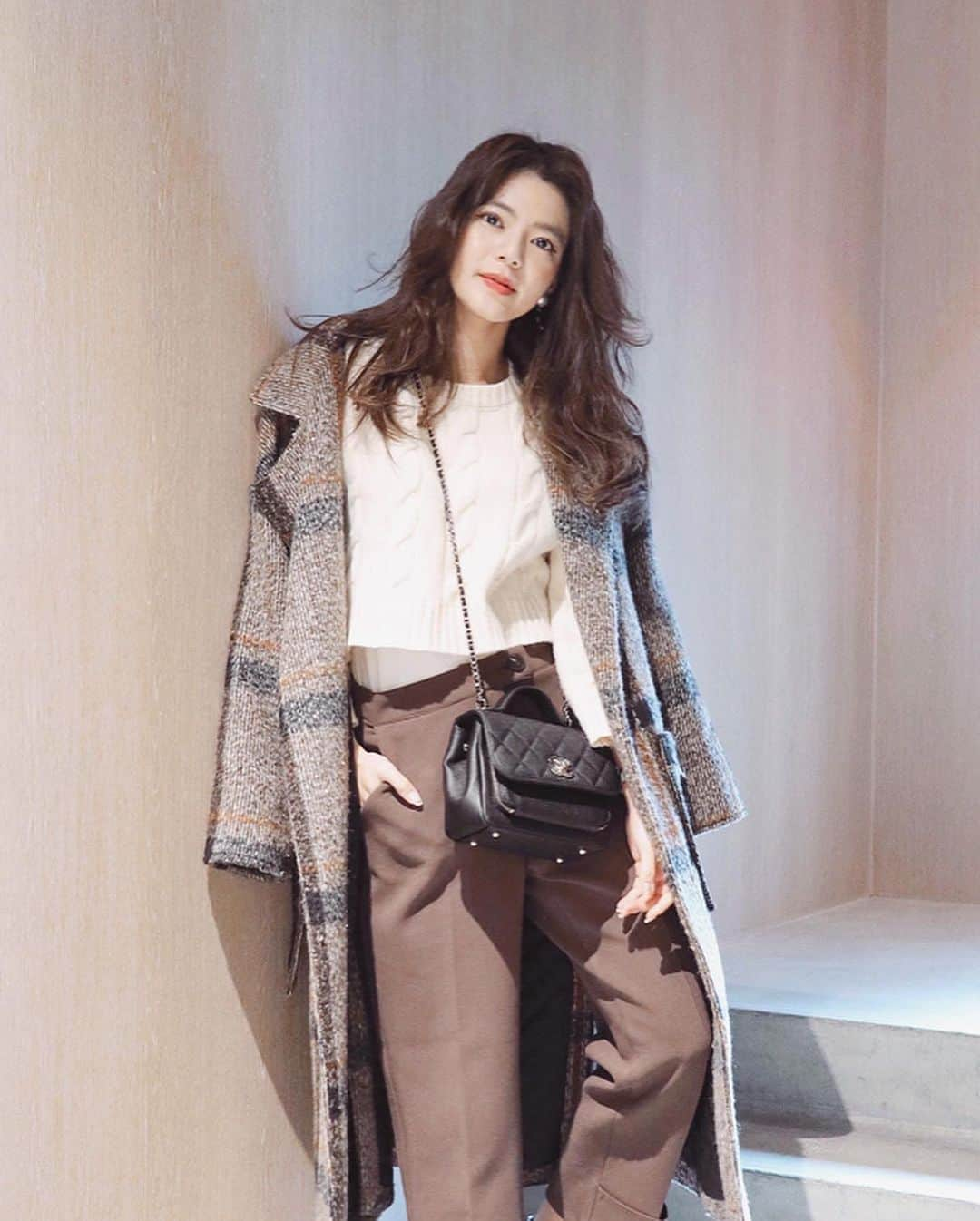 畑有里紗さんのインスタグラム写真 - (畑有里紗Instagram)「#ariicode 🧣 . . ︎coat @lilirena_  knit @envylook_japan  pants @justone_jp  bag @chanelofficial  earring @lattice_lessignes .  裾ベルテッド裏起毛スラックスの ブラウンパンツ🩳初下ろし♡ 畳んでもシワにならない履き心地の良い この生地が好き♫ . . #冬コーデ#ジャストワン#チェックコート#シャネル #justone#envylook_japan#envylook#code#ootd#fashion#冬#2020冬#ブラウンコーデ#ベージュコーデ#今日のコーデ」1月20日 22時59分 - arii_m36