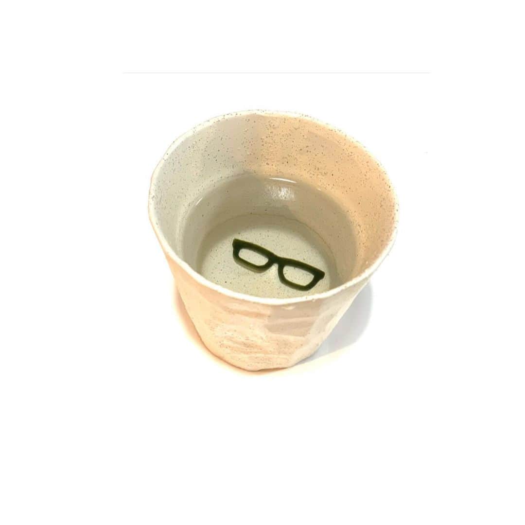 崎山一葉さんのインスタグラム写真 - (崎山一葉Instagram)「田地香織ちゃん(@taka10002 )からの里帰り土産が可愛い😍  眼鏡シリーズ👓‼︎ ・ なんで、なんでー？と思ったら、福井県の鯖江市が眼鏡の聖地なんですね🤓  メガネ好きなんです❣️嬉。 コレ掛けて出かけようかと思った位... ・ ・ 眼鏡の堅パン、想像より堅くて驚いていたら、そのタイミングで田地ちゃんから『簡単に割れないように堅くなってるから気をつけて』と連絡が…😂 察するチカラが凄い‼︎ とても美味しかったです。。💗 ・ そして、メガネが浮き出る昆布入り梅茶😍  驚いた〜❣️👏 ドキドキさせてくれる食って、嬉しすぎますね✨✨ ・ ・ #glasses #めがね #お土産 #眼鏡堅麵麭  #うめがねこんぶ茶」1月20日 23時17分 - kazuha_sakiyama