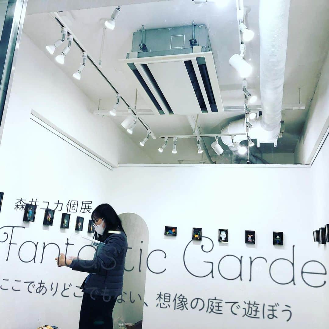 森井ユカさんのインスタグラム写真 - (森井ユカInstagram)「Yuka Morii MINI EXHIBITION 森井ユカ個展『Fantastic Garden』 ここでありどこでもない、想像の庭で遊ぼう 〜世界中の民話からイメージした生き物〜 2020年1月21日(火)〜26日(日)/子の星（代官山） 個展の設営が無事に終わりました。額縁は全て丁寧にエイジング加工しております。作品はどれでもご購入いただけますが、今回一点、シークレット枠がございます。お手元に届くまでどんな生き物かナイショです。 ギャラリー奥ではネコカップ、書籍、カードなども販売しておりますので、どうぞよろしくお願いします。 詳しくはプロフィールのユカデザインホームページから『yuka's blog』をご覧ください。 #森井ユカ #yukamorii #clayart #fimo #代官山 #子の星」1月20日 23時23分 - yukamorii