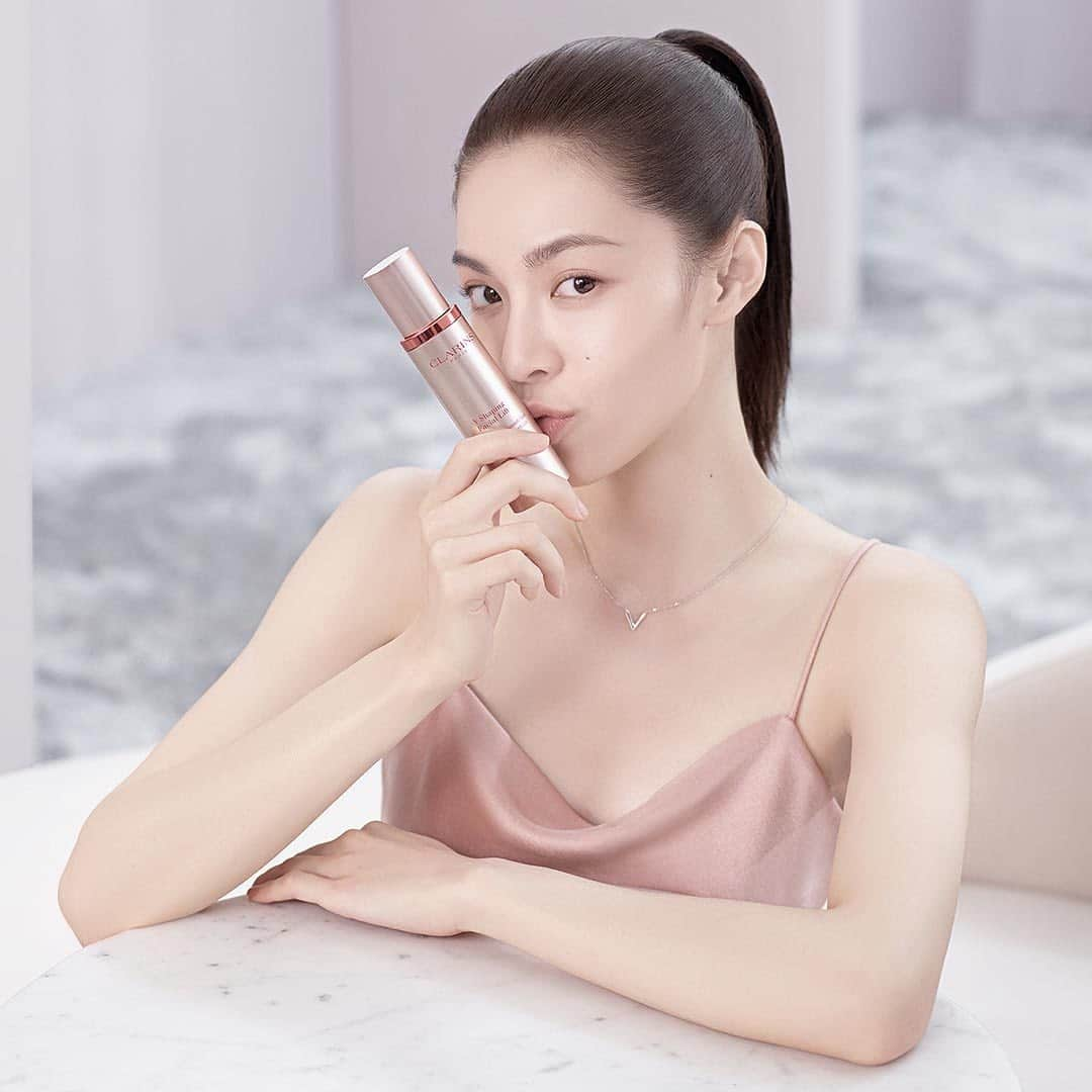 clarinsjpさんのインスタグラム写真 - (clarinsjpInstagram)「昨年のリニューアルからヒット中のVコントアセラム。アジア人女性のために開発された、正面、フェイスラインからネックラインまで、どこから見てもすっきりした美しい肌へ整える乳液状美容液です。すっきりとしたお顔を手に入れたい方は、独自のメソッドと一緒に試してみて！ 同シリーズの目元用美容液 #グランアイセラム の併用もおすすめ。  #スキンケア #美容 #cosme #スキンケアマニア #美容液 #浮腫み」1月20日 23時20分 - clarinsjp