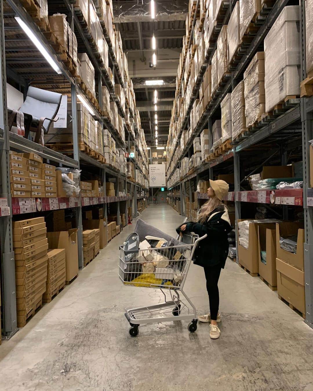 marinmatsuzakiのインスタグラム：「今日は天気も良かったしお買い物に🛒﻿ ﻿ ﻿ 写真は﻿ あのイスなんで斜めかな…落ちないのかな…﻿ の一コマでした‼︎﻿ ﻿ ﻿ まーさんとお出かけは久々だったし﻿ 楽しい時間を過ごせましたとさ🐒﻿ ﻿ ﻿ おしまい。🍵﻿ ﻿ ﻿ ☽﻿ ﻿ ﻿ と見せかけて再び登場‼︎﻿ ﻿ ﻿ "言葉"についてとても考える今日この頃。﻿ ﻿ 口にするのはとても簡単で﻿ 綺麗な言葉をつらつらと並べることも﻿ この時代SNSなんて親指一つでできてしまう。﻿ ﻿ ﻿ 口にする持論や想いと 行動が共にならない人を﻿ たくさん見てきたしこの場にも溢れている。﻿ ﻿ ﻿ そういう人はどんなに素敵な言葉を並べてもなんだか薄っぺらに感じてしまったり、﻿ 作り物はいつか壊れてしまうから少し心配になる。﻿ ﻿ 気づかぬ部分で心が苦しんでるケースが多いから。﻿ ﻿ ﻿ そんなのお前に何がわかるんだ〜！﻿ と思うかもしれないけど、﻿ 本質を知る人と知らない人の差は私には分かる﻿ ﻿ ﻿ けどそういう人よくないよ〜とか﻿ 言いたいわけじゃなくて。﻿ ﻿ ﻿ 今見てる人の頭に伝えたいわけではなく﻿ 心に話しかけたい。(急に)﻿ ﻿ ﻿ 今までの言葉を覆すようなことを言うと﻿ 人は口にしないと、想いを持たないと﻿ 絶対にその自分がなりたい(自分が思う自分)には﻿ なれないから‼︎‼︎﻿ ﻿ ﻿ だから作り物でも理想の自分を描くのは、﻿ 語るのは、﻿ 素敵なことだと思っている。﻿ ﻿ ﻿ けど﻿ 私が大切にしたいのはその後の行動。﻿ ﻿ ﻿ その自分の想いや信念にブレない人であってほしいし、﻿ 自分にだけは正直に生きて欲しいということ。﻿ ﻿ ﻿ そうじゃないと、自分を苦しめることになったり﻿ 時には周りの人の大切さにも目を向けられない人になりかねないです。﻿ ﻿ 自分の心の声に気づけない人にもなりかねない。﻿ そうなると自分でも知らないところで﻿ 心の部分が廃れていってしまうんだよ‼︎﻿ ﻿ ﻿ ﻿ 人は口にすることができる時点で﻿ それは自分で叶えられる未来だということを﻿ 伝えたかった‼︎﻿ ﻿ 何を長々と、よく分からんな…﻿ と思う方ももちろん多いはずです(というか大多数はそう思うと思います 急にどしたんほんとって思う人がほとんどかなと)﻿ ﻿ けど、100人見た中の1人の心にでも響けばいいなという想いで、私はこのSNSで言葉を残します☺️💓﻿ ﻿ ﻿ この文章を見て、﻿ 何か心に想うものがある人は﻿ きっと自分では気づかない部分、﻿ 気づかないふりをしている部分に響いていると思うのね。﻿ ﻿ ﻿ 自分に自信を持って‼︎﻿ 自分を信じてってありきたりな言葉だけど﻿ それができる人とできない人では﻿ この先の生活が変わるから。﻿ ﻿ ﻿ ﻿ こんなに長い文を見てくれた人は﻿ 少しでも心に置いて、﻿ また明日を迎えてくれたら嬉しいな☺︎﻿ ﻿ ﻿ 自分の心の声を大切にしてみてほしいな、﻿ と思う今日この頃☺️✨﻿ ﻿ ﻿ でした！﻿ ﻿ ﻿ サクッと終わるかのように見えた投稿ですが﻿ なんだか今日、この想いを書きたかったのか、﻿ 指が勝手に動いてた笑笑﻿ ﻿ 今読み返して自分でもまとまりのない文やなぁと﻿ 思うんだけど﻿ これはきっと自分の想いが書いたもので﻿ 今日書くことによって誰かの心にとまるためかもしれないし、﻿ このまま更新します‼︎﻿ ﻿ ﻿ ﻿ ﻿ おしまい。🍵﻿ ﻿」