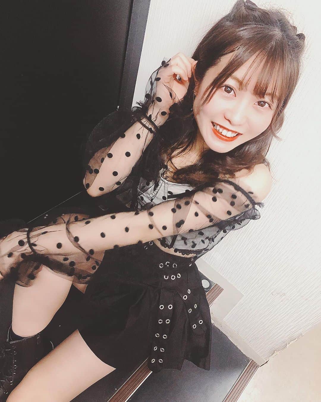 弘松菜摘のインスタグラム：「﻿ レジェンドワンマンライブ﻿ ありがとうございました🥺💓﻿ ﻿ ﻿ 久しぶりのライブで﻿ 最高に楽しい時間を過ごせました！！！﻿ ﻿ ﻿ 欲を言うと、もっと時間ほしかった🤭﻿ まだまだ足りないですね﻿ ﻿ ﻿ ﻿ ライブができるのは﻿ 来てくれる皆様がいてこそ﻿ 来てくださった皆様、﻿ 本当にありがとございました！！﻿ ﻿ ﻿ ﻿ 衣装どうですか？🥰﻿ ﻿ 衣装もみんなでスカートがおそろいだったよ💓﻿ ﻿ そして上のトップスは﻿ 黒で合わせたんだけど…﻿ ﻿ ﻿ これ黒だよね？！﻿ ﻿ ﻿ ﻿ #いや白﻿ #でも黒だと思って買った﻿ #私には黒﻿ #黒にみえる﻿ #あなたもだんだん黒にみえる﻿ ﻿  #アイドル #アイドル衣装」