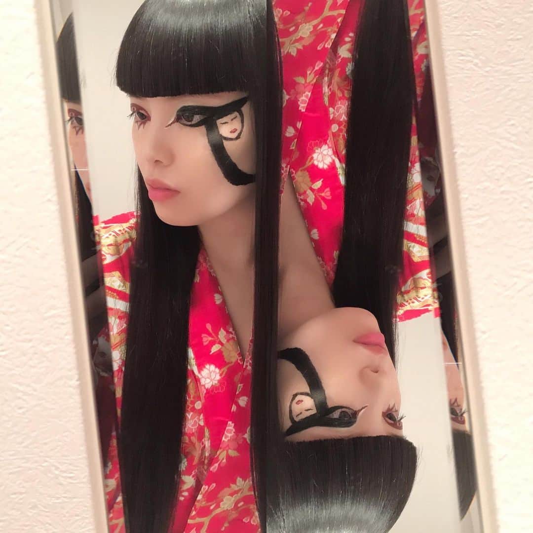 森山穂乃香さんのインスタグラム写真 - (森山穂乃香Instagram)「Is this mirror....?🎎👘🇯🇵 #honokamoriyamakeup #makeup #eyeline #art」1月20日 23時38分 - honokamoriyama_official