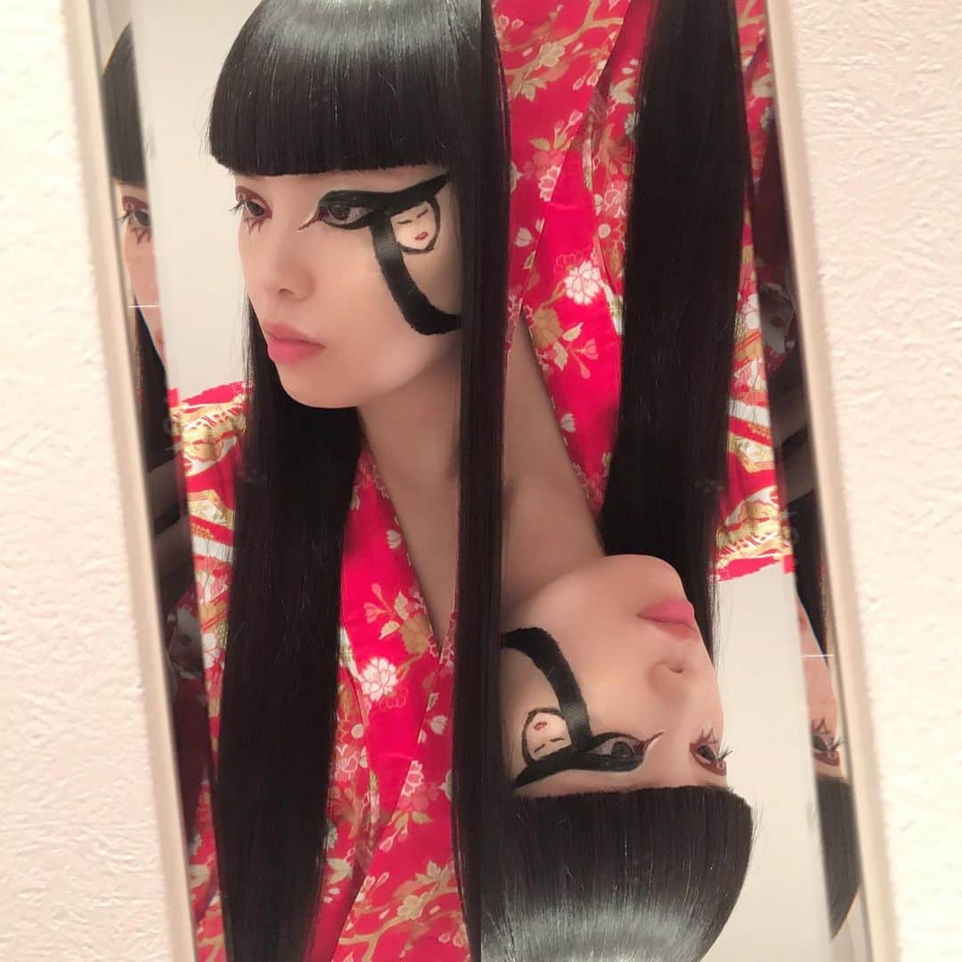森山穂乃香のインスタグラム：「Is this mirror....?🎎👘🇯🇵 #honokamoriyamakeup #makeup #eyeline #art」