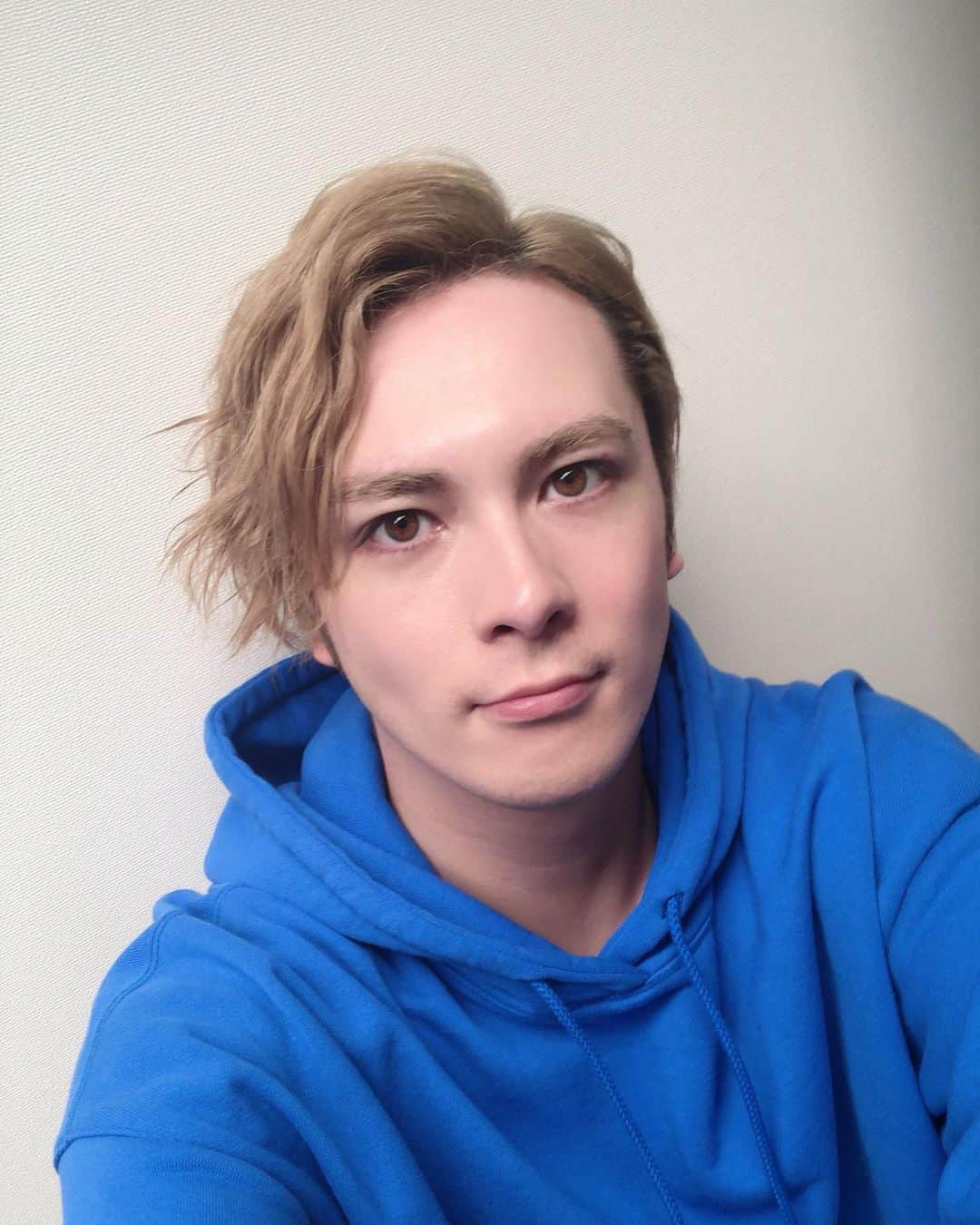 冨森ジャスティンのインスタグラム：「‪稽古終わったー！‬ ‪というか、いつの間にか本番まで約1週間！‬ ‪今はみんなで作ってる作業が楽しくて時間を忘れてます。笑‬ ‪絶対面白くしてやる！‬ ‪新春イベントの時に撮った写真！‬ ‪青は普段着ないのだけれど、意外といいな。‬ #帝都メルヒェン探偵録 #帝都ステ」