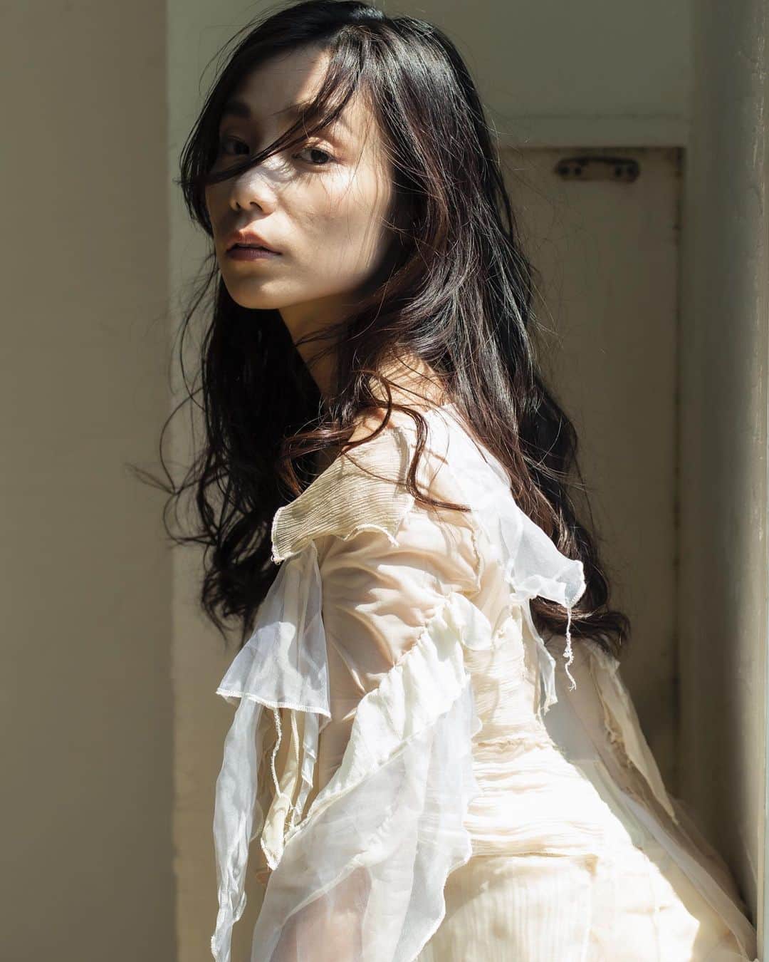 ARAKI SHIROのインスタグラム：「good night.. . . . ph @ume_enity  md @kana_kuraki  costume by me . . . . #ARAKISHIRO#FUKUOKA#portrait#portraitphotography#photography#costume#costumedesign#fashion#fashionphotography#couture#hautecouture#contemporaryart#darkbeauty#model#pr0ject_soul#pr0ject_uno#humanedge#theportraitpr0ject#portraitmood#sombrebeiegs#sombresociety#_bodyart_#福岡#ポートレート#モデル#衣装#コスチューム#ドレス#アラキシロウ」