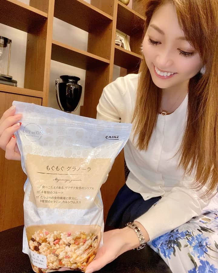 のインスタグラム：「忙しい朝でも簡単に食べれる シリアル🍴( ¨̮ )✩⸝⋆ 手軽さが大好き❤⃛✨ * 私は必ず牛乳かけて食べるよ🍼.･* こちらの大容量シリアルは… カインズのもぐもぐグラノーラ💜 ŧ‹”ŧ‹”( ‘ч’ )ŧ‹”ŧ‹” * 牛乳入れた後でも しなしなにならず しっかりザクザク食感を味わえるので とっても美味しいლ(´ڡ`ლ)💕 * 所々4種のフルーツもアクセントになっていて フルーツ苦手な私でも摂取出来る美味しさ💗 * 味が薄めよりこういうしっかり味が好み♩♬♡ 800gの大容量なので 毎朝食べてもめちゃくちゃ長持ちしそうw * ありがたや〰︎( ˊᵕˋ🙏🏻 )💓 ✼••┈┈┈┈┈┈┈┈┈┈┈┈┈┈┈┈••✼ #もぐもぐグラノーラ #シリアル #丁寧な暮らし #ナチュ活 #グラノーラ #朝食シリアル #フード #豊かな食卓 #朝食 #おやつタイム #朝ご飯 #foodlovers #instafoodie #serial #breakfast #foodfeed #食物繊維 #幸せの食卓部 #暮らしを楽しむ #カインズ #CAINZ #くらしにららら #l4l #美容 #beauty #美活 #カインズホーム #followme #CAINZHOME #PR @queen.lupis ピアス (o788) ✼••┈┈┈┈┈┈┈┈┈┈┈┈┈┈┈┈••✼」