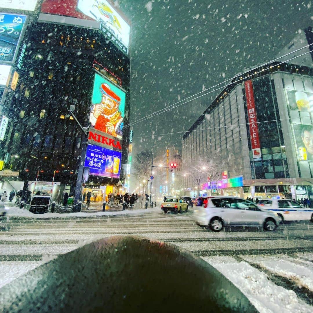 サンプラザ中野くんさんのインスタグラム写真 - (サンプラザ中野くんInstagram)「#自撮り学園後頭部 #部長 #札幌 #snow #雪 #すすきの #交差点 #ニッカ #時計台 #サンプラザ中野くん #rockstar #rocksinger #vegan #plantbased」1月20日 23時55分 - sunplazanakanokun
