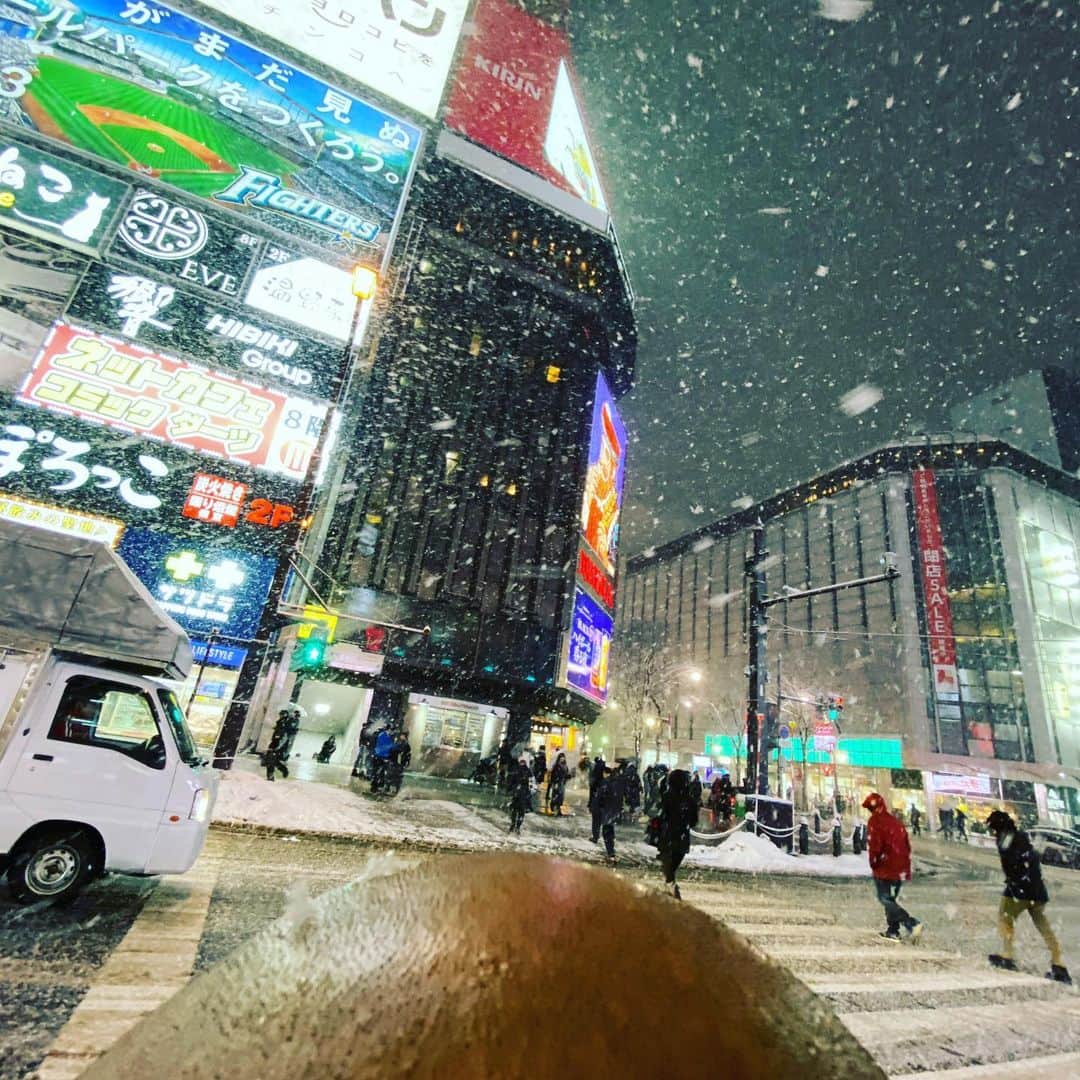 サンプラザ中野くんさんのインスタグラム写真 - (サンプラザ中野くんInstagram)「#自撮り学園後頭部 #部長 #札幌 #snow #雪 #すすきの #交差点 #ニッカ #時計台 #サンプラザ中野くん #rockstar #rocksinger #vegan #plantbased」1月20日 23時55分 - sunplazanakanokun