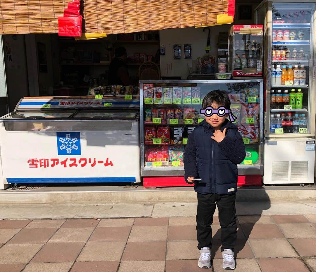 諸岡なほ子さんのインスタグラム写真 - (諸岡なほ子Instagram)「#府中市郷土の森公園 、ゴーカートは1周100円だし、昭和な売店もあるし、交通遊園というだけあって昔活躍したバスやSLが展示されていて、信号機が実際に動いてもいるし、足踏みカートはいい運動になるしで、５歳男児は相当楽しめた模様です。 最後はパパとエンジンのゴーカートにも3周乗ってました。  市立の施設ということもあり、建物は古びてあちこちサビやいたみが目立ちましたが、働いているおじいさんたちはすごく元気にこどもたちを車に乗せてくれていらました。こんな公園が民間の運営であったらいいのになーと一瞬思ったけど、いや、これはこれでいいなぁ、とも思いました。  それより何より母はすぐ近くのプレモルの工場が気になって仕方がありませんでしたが。あー、また行きたい。  #交通遊園でゴーカート #昭和な売店 #足踏みカート #サントリー府中工場」1月20日 23時55分 - morookanahoko