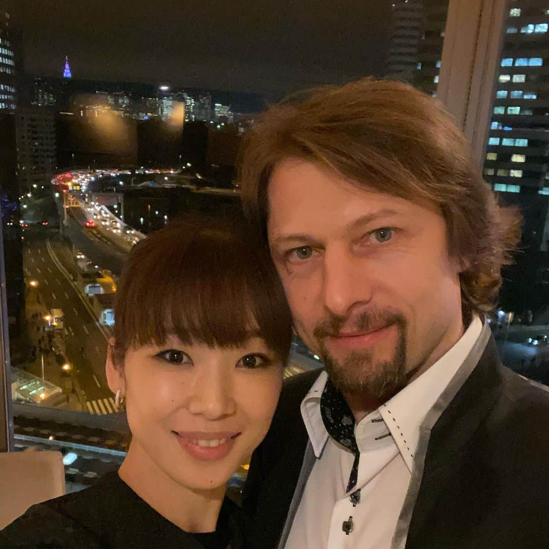 中村祥子さんのインスタグラム写真 - (中村祥子Instagram)「先週は息子🥳そして昨日は私の 誕生日でした🎂🌹🍾👪 インスタストーリーにたくさんの メッセージを頂き☺️❤️ 本当にありがとうございます✨✨ また新たな世界に一歩踏み出した気分です😉👍日々いろんな葛藤がありながら、周りに支えられ、エネルギーをもらい、自分を鍛え、そして自分という全てをかけて舞台に立ち、それを皆さまにお届けできることを本当に嬉しく幸せにおもいます。いつのときも笑顔を絶やさず、そして感謝の気持ちを持ちながら、また新しい自分を作り出していきたいと思います✨ 心からたくさんのありがとう❤️❤️を…。 #happybirthday #wonderful #cake @dolcemaririsa @pierrehermejpofficial  #wonderful #flower @lits_beauty #wonderful #present @caroline1977827 #love #family #lovely #wonderful #present #ring #rose ❤️」1月21日 0時06分 - shoko_officialpage