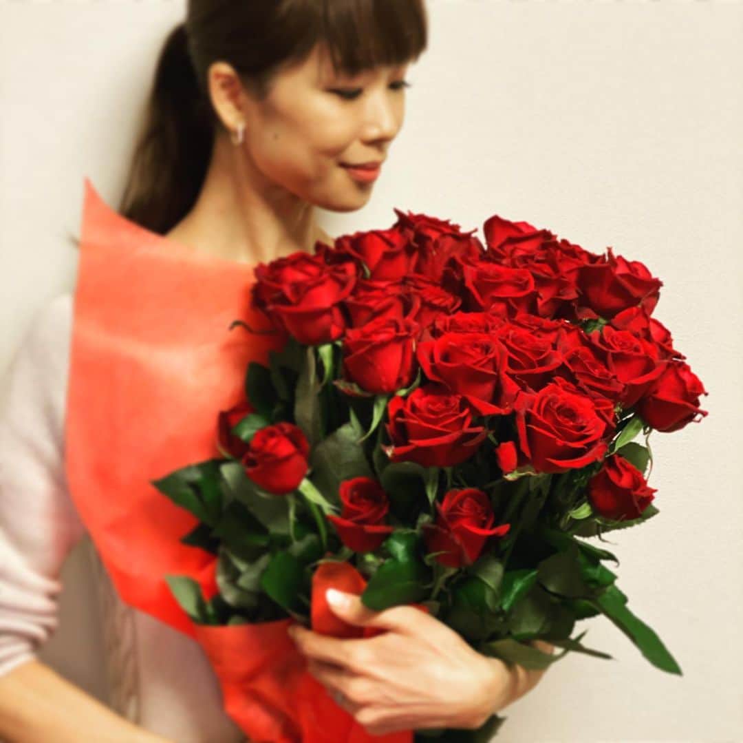 中村祥子のインスタグラム：「先週は息子🥳そして昨日は私の 誕生日でした🎂🌹🍾👪 インスタストーリーにたくさんの メッセージを頂き☺️❤️ 本当にありがとうございます✨✨ また新たな世界に一歩踏み出した気分です😉👍日々いろんな葛藤がありながら、周りに支えられ、エネルギーをもらい、自分を鍛え、そして自分という全てをかけて舞台に立ち、それを皆さまにお届けできることを本当に嬉しく幸せにおもいます。いつのときも笑顔を絶やさず、そして感謝の気持ちを持ちながら、また新しい自分を作り出していきたいと思います✨ 心からたくさんのありがとう❤️❤️を…。 #happybirthday #wonderful #cake @dolcemaririsa @pierrehermejpofficial  #wonderful #flower @lits_beauty #wonderful #present @caroline1977827 #love #family #lovely #wonderful #present #ring #rose ❤️」