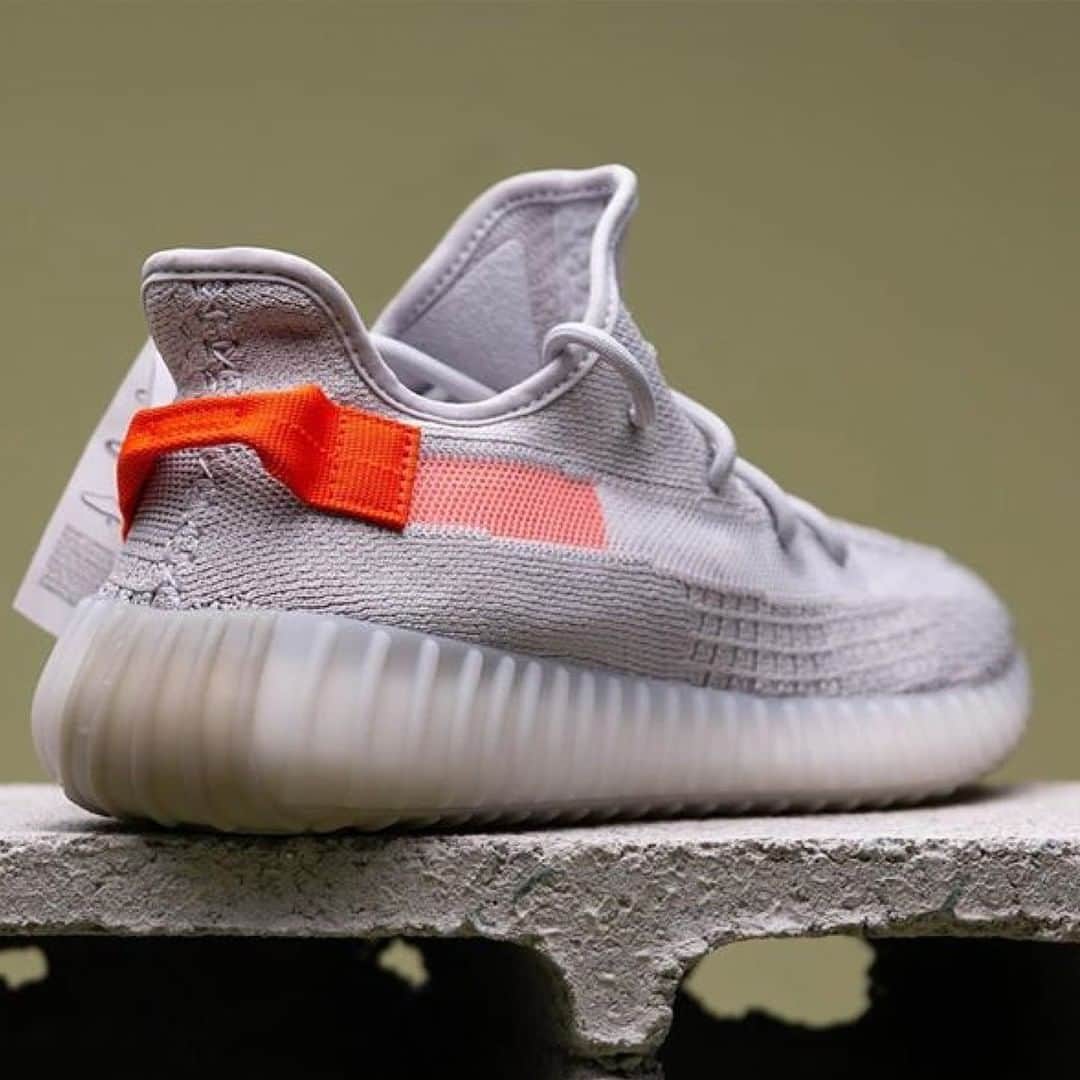 Sneaker Newsさんのインスタグラム写真 - (Sneaker NewsInstagram)「A detailed look at the adidas Yeezy Boost 350 v2 "Tailgate" emerges, showing a closer look at this upcoming grey/orange colorway. Hit the link in our bio for the full set of images.」1月21日 0時01分 - sneakernews