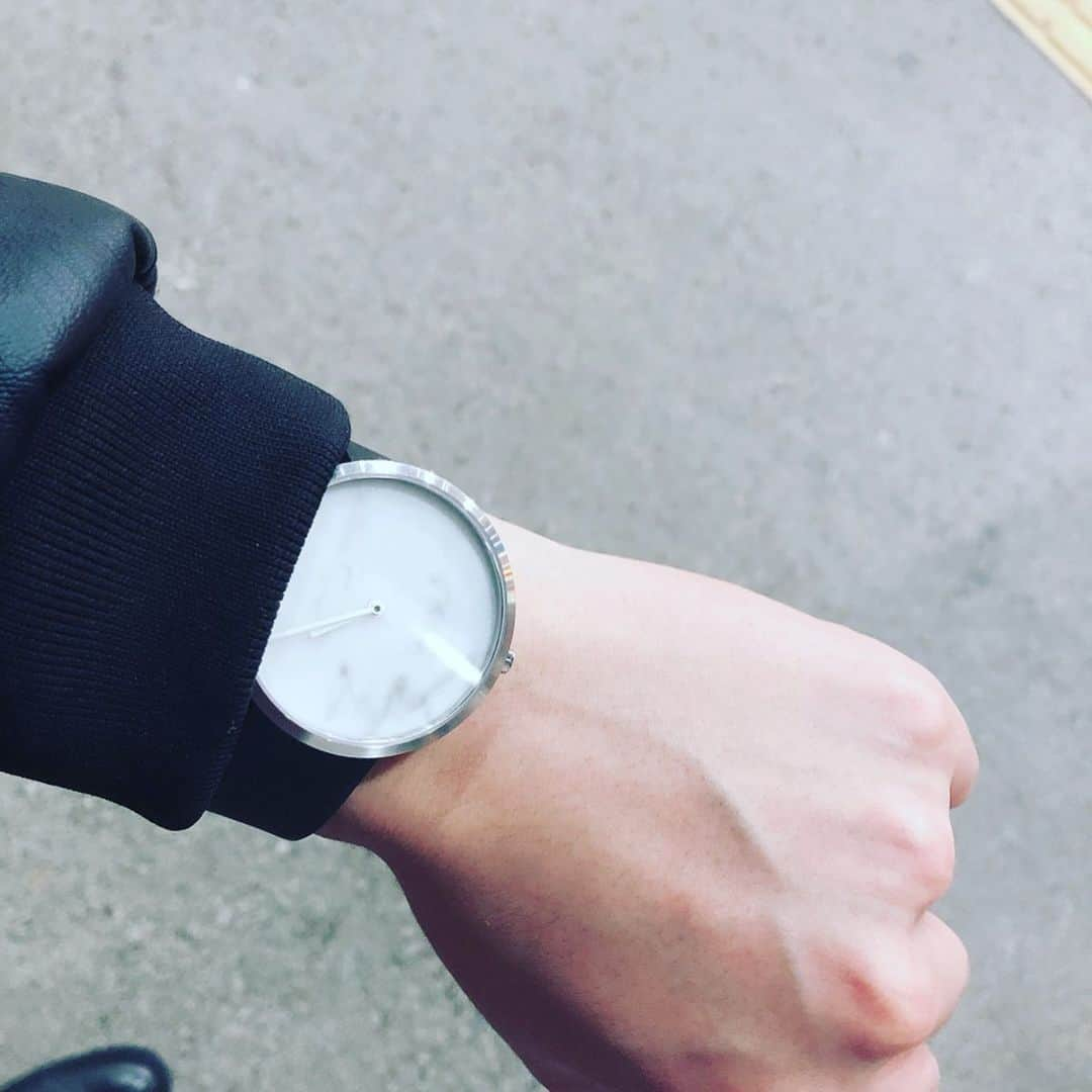 河原田巧也さんのインスタグラム写真 - (河原田巧也Instagram)「MAVEN WATCHES様から 腕時計が届きました。  本物の大理石を使っていて、同じ顔は2つとないそう。 シンプルで使いやすそうだね。  普段ほとんど時計付けないから、これくらいリーズナブルだと非常に助かります。笑 ありがとうございます！  #mavenwatches #マベン #マベンウォッチズ #腕時計 #時計 #手元倶楽部  クーポンコードは、 【takum116】 ご使用で10パーセントオフになります。 (クーポン使用期限は本日より1年間)」1月21日 0時01分 - takuminari