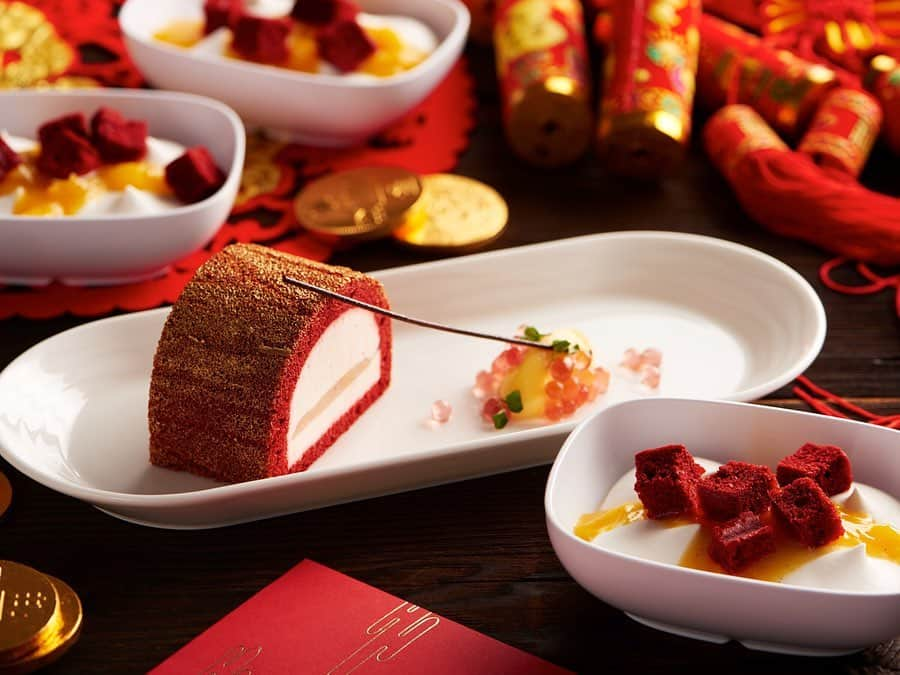 エミレーツ航空さんのインスタグラム写真 - (エミレーツ航空Instagram)「Celebrate this Lunar New Year with Emirates. Savour a taste of tradition with festive treats onboard select flights and on ground in select airport lounges. Round off the festivities by enjoying special movies for Lunar New Year on ice, our award-winning inflight entertainment system.  #FlyEmiratesFlyBetter #EmiratesAirline #LunarNewYear」1月21日 0時01分 - emirates