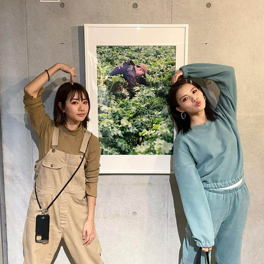 Aya（高本彩）さんのインスタグラム写真 - (Aya（高本彩）Instagram)「VEGGIE FARM TOKYO×ALL FARM〜Photo by Aya〜  朝採れたての無農薬無化学肥料の野菜を食べられる @veggiefarm_tokyo で今日から私が撮影した、野菜たちの写真が展示されています🥦 壁には今お店で出ている野菜達の名前も描いています🍠  #veggiefarmtokyo  #allfarm #photobyaya #1月20日からスタート #代官山 #冬の野菜 #初めて野菜を撮影しましたが野菜がかっこよすぎて夢中になって撮影していました #宇宙 #新しいレンズが欲しくなった #えりえはケールをイメージしてエメラルドグリーンのセットアップできてくれたよ #天才 #野菜ポーズ」1月21日 0時04分 - aya_dream04