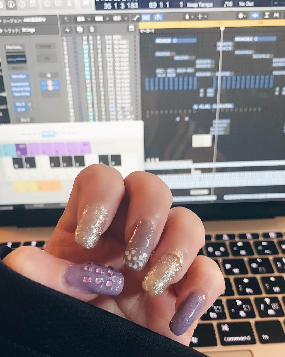 jyA-Me（ヤミー）のインスタグラム：「New Self Nail💅 今回は#パープルネイル な感じに✨ カラーは　@naility_official の冬カラー達です✨ Nail setは旅先でも少量で持っていきます！ . 最近どこに居ても 曲作りが出来るようになって来たけど、 キーボードが無いので、 ディスプレイに出して、キーボードで弾いてます😂 . 2年前に書いてたWoahって曲のbeatを作ってるけど 最近Woahって曲をよく目にするので、 やはり曲はFreshなうちが良かったなぁーと 物づくりのタイムラグを感じてます😓 子育てしながらだと、 中々曲作りの時間が取れないけど、 楽しい時間だし、 マイペースに頑張ります🔥」