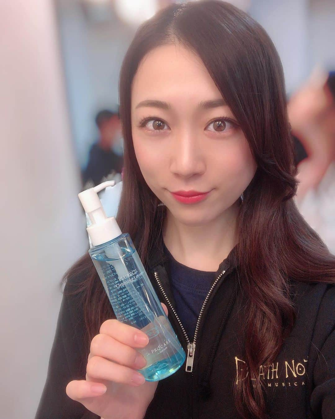 妃白ゆあさんのインスタグラム写真 - (妃白ゆあInstagram)「今回の舞台メイク💄✨ 普段メイクの様な感じですが、 私は使っているファンデーションなどは、顔が立体的に見えればいいな〜と少しだけ濃いめのものを使用中😋  楽屋で使っているプロケアさんのクレンジングローションは、保湿しながらメイクが落とせるというもの。  とろみのあるテクスチャーなので摩擦を防ぎつつお肌に負担をかけず、メイクはしっかり落としてくれます♪  洗い上がりの肌はしっとり😍  美肌力を高めてくれる植物エキスと、 今注目の成分！プロテオグリカン配合です✨✨ . . さっ！ しっかりケアして、明日の第二の初日も頑張ります( ´∀｀)！ . . おやすみなさい😌💤🌙 . . #プロケアアイラッシュ #プルレシル #プロテオグリカン #クレンジングローション #マツエクOK #コスメレポ #コスメ紹介 #スキンケア紹介 #スキンケア用品」1月21日 0時10分 - yua_hishiro