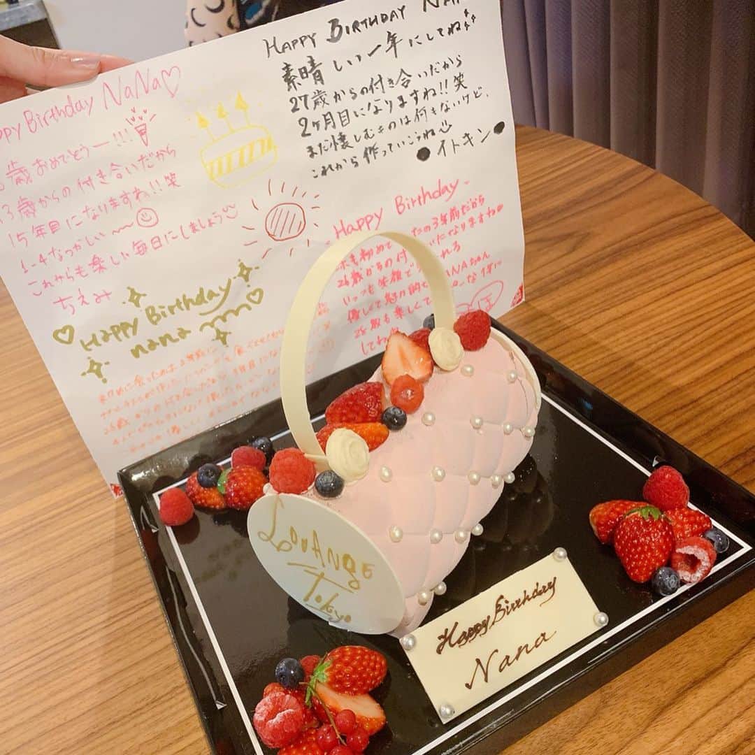 愛甲千笑美さんのインスタグラム写真 - (愛甲千笑美Instagram)「13歳からの親友のお誕生日会 ケーキと風船は彼女のイメージのピンクにしました🍓 わたしがペイントした絵は みんなに薄すぎて見えない！とか 絵の具けちって水で薄めたの？と さんざん笑われましたが よく見たらグラデーションにして 影もちゃんとつけてこだわって描いてます。🤷🏻‍♀️ みんなで楽しくお祝いできてよかった☺︎❤︎」1月21日 0時11分 - chiemyyyyy