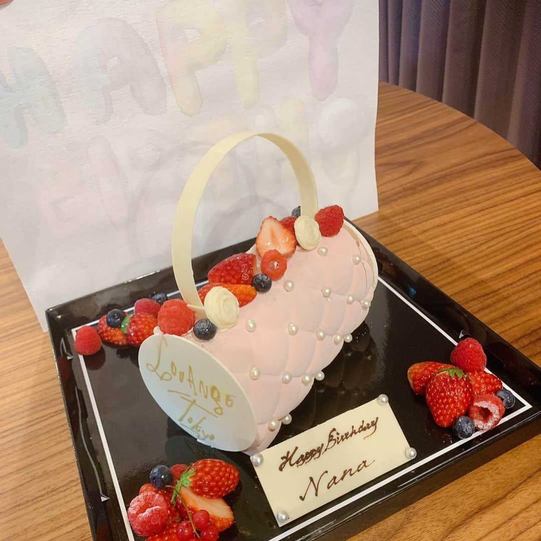 愛甲千笑美さんのインスタグラム写真 - (愛甲千笑美Instagram)「13歳からの親友のお誕生日会 ケーキと風船は彼女のイメージのピンクにしました🍓 わたしがペイントした絵は みんなに薄すぎて見えない！とか 絵の具けちって水で薄めたの？と さんざん笑われましたが よく見たらグラデーションにして 影もちゃんとつけてこだわって描いてます。🤷🏻‍♀️ みんなで楽しくお祝いできてよかった☺︎❤︎」1月21日 0時11分 - chiemyyyyy