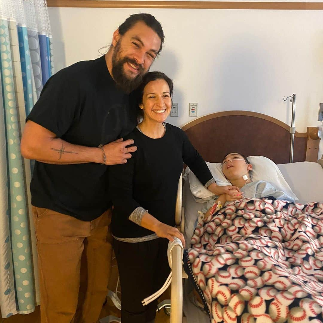 ジェイソン・モモアさんのインスタグラム写真 - (ジェイソン・モモアInstagram)「the greatest part of being aquaman is making children happy spreading aloha  had a little time before work to stop by UPMC children’s hospital of pittsburgh  met so many brave strong babies  all my aloha to the families.  me and joshua bet that if he beat me in arm wresting he gets to have my trident.  see u on set of aquaman 2 joshua.  stay strong  @childrenspgh aloha j」1月21日 0時12分 - prideofgypsies