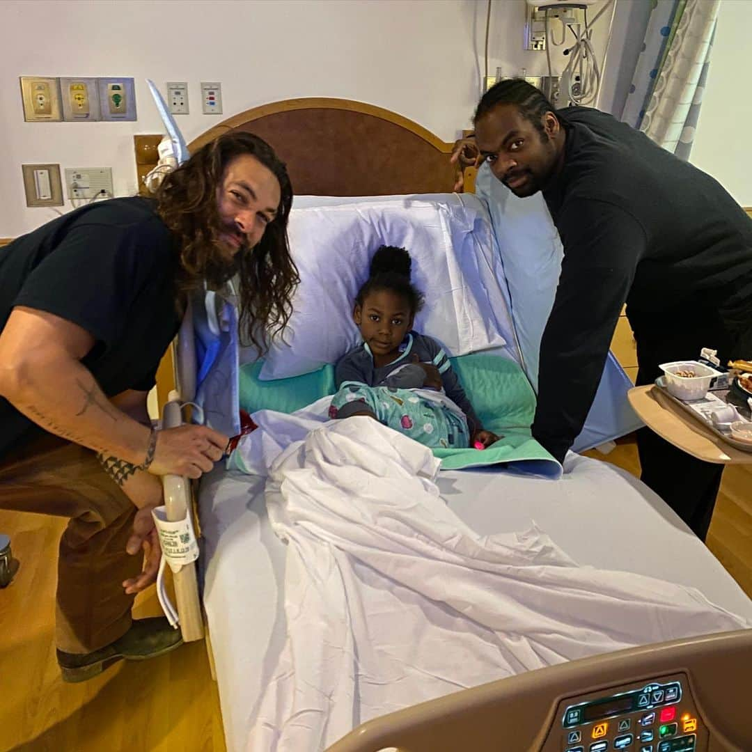 ジェイソン・モモアさんのインスタグラム写真 - (ジェイソン・モモアInstagram)「the greatest part of being aquaman is making children happy spreading aloha  had a little time before work to stop by UPMC children’s hospital of pittsburgh  met so many brave strong babies  all my aloha to the families.  me and joshua bet that if he beat me in arm wresting he gets to have my trident.  see u on set of aquaman 2 joshua.  stay strong  @childrenspgh aloha j」1月21日 0時12分 - prideofgypsies