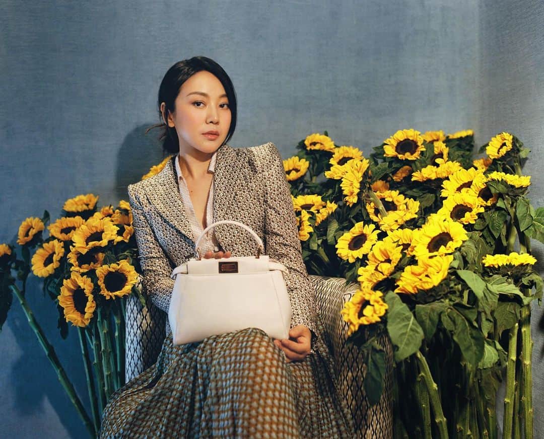 Fendiさんのインスタグラム写真 - (FendiInstagram)「Freshen up your arm candy with a cult classic that will stand the test of time: explore and shop the #MeAndMyPeekaboo episode starring Yan Ni and Zou Yuanqing with their #FendiPeekaboo bags. Link in bio.  #FendiCNY  Photographer: @oliverjune」1月21日 0時13分 - fendi