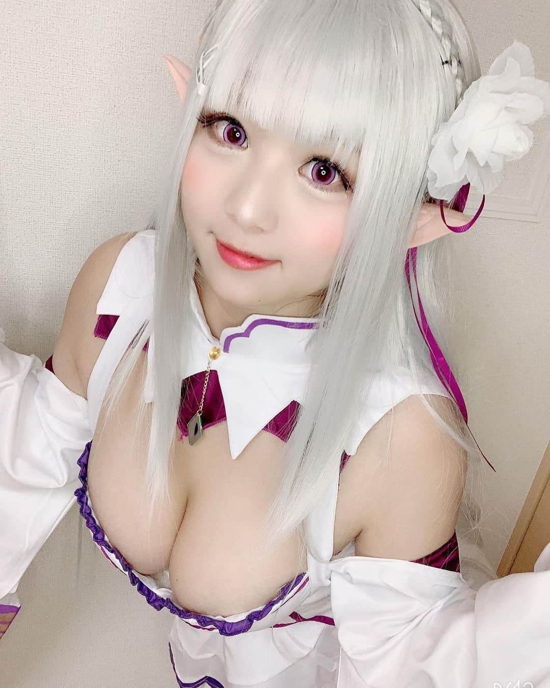 ほしのうめのインスタグラム：「リゼロのエミリアたん✴️ #リゼロ　#コスプレ　#コスプレイヤー　#リゼロコスプレ」