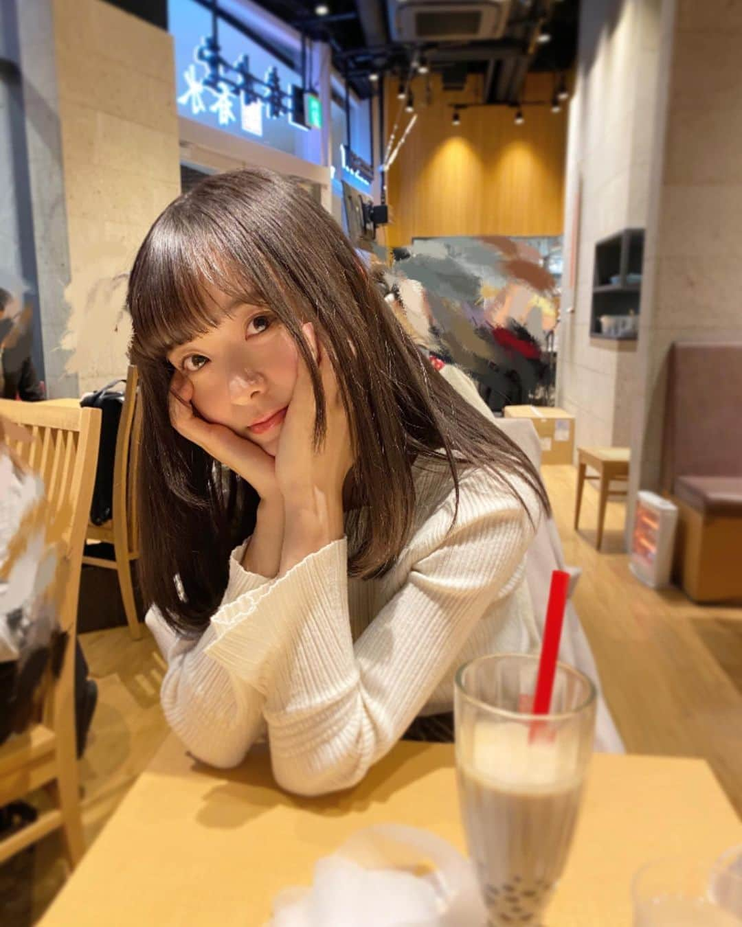 天城サリーさんのインスタグラム写真 - (天城サリーInstagram)「今日は学校へ行って親友に会ってきて、お仕事行って、夜また親友に連絡してご飯について来て貰いました💕 . くらてんでもお話ししましたが天城の大好きな親友に素敵なプリンスができたんです🌸 もうわがままに会いたいって言っても来てくれないのか。。会う頻度少なくなっちゃうな。。って思ってたんですが土曜日に会い、今日も会い、明日も会うし木曜日も会います！ この間軽井沢に行った時も2人でジュエリーショップに入って友達リング買おう！ってなったんですが、どうしても２つをくっつけるとハート型の模様が出来上がるリングが可愛くて、一緒に買ってしました！ . 皆さんは知っていますか！？実は薬指は結婚限定ではなく！人との関係を結びつけるという意味があるらしいんです！まぁだから結婚指輪をはめる指でもあるんでしょうが。。。それはさておき！！その意味を知った私達はじゃあ薬指にはめよう！！2人の関係性は一生だね〜💕ってなったんですがお会計前に我に帰り、流石にこれはあかんなってなって人差し指へと偏向しました。 . あまり指輪は定期的につけるタイプではなかったんですが、最近は毎日欠かさずつけてます☺️見るたびに幸せになる☺️こんなにずっと一緒にいたいって思える友達がいるのは幸せですね🌸天城がいつまでもハッピーでいられるのはそんな子のおかげです💕 . いつか天城も皆さんにとってのハッピーの源になれますように💕」1月21日 0時21分 - sallyamaki