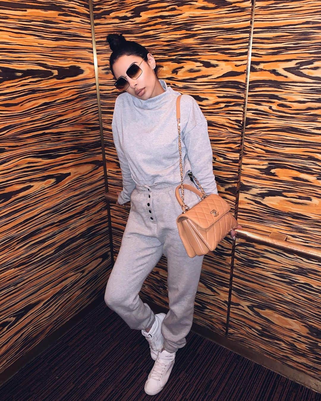 sananasのインスタグラム：「Hello from LA 🌴Et nouvelle vidéo en ligne ! Lien dans la bio 💚 Hâte de partager mes aventures avec vous ! A votre avis je suis avec quelle marque ? 😃😘」