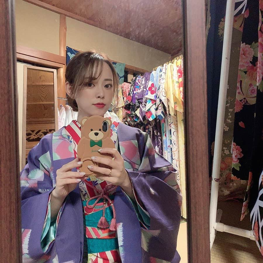 関根理紗さんのインスタグラム写真 - (関根理紗Instagram)「出雲大社に行こうと思い、初詣とっておいたので  お着物で行こう！と着付けお願いしちゃいました。 今回はネットで見てて、ご縁スタイルという出雲大社まで歩いていける所にお願いしてみた！  プランはいくつかあるけど寒いから長羽織付きのプランにして、ヘアもお願いしちゃった！  さすがプロすぎて早い！  100着くらいある中から選んだんだけど、めでたいカラーがいいなって普段選ばない赤にしてみたけどめちゃくちゃ似合わないwww  けど、長羽織羽織ると意外といけちゃう！  柄に柄でもありだなーってなるから着物って選ぶのも楽しい🥰  ポリで洗える着物だから心置きなく着れるしたまにはお着物もいいなーなんて思いました✌️ #ご縁スタイル #出雲大社 #お参り #着物」1月20日 15時25分 - sekine.risa