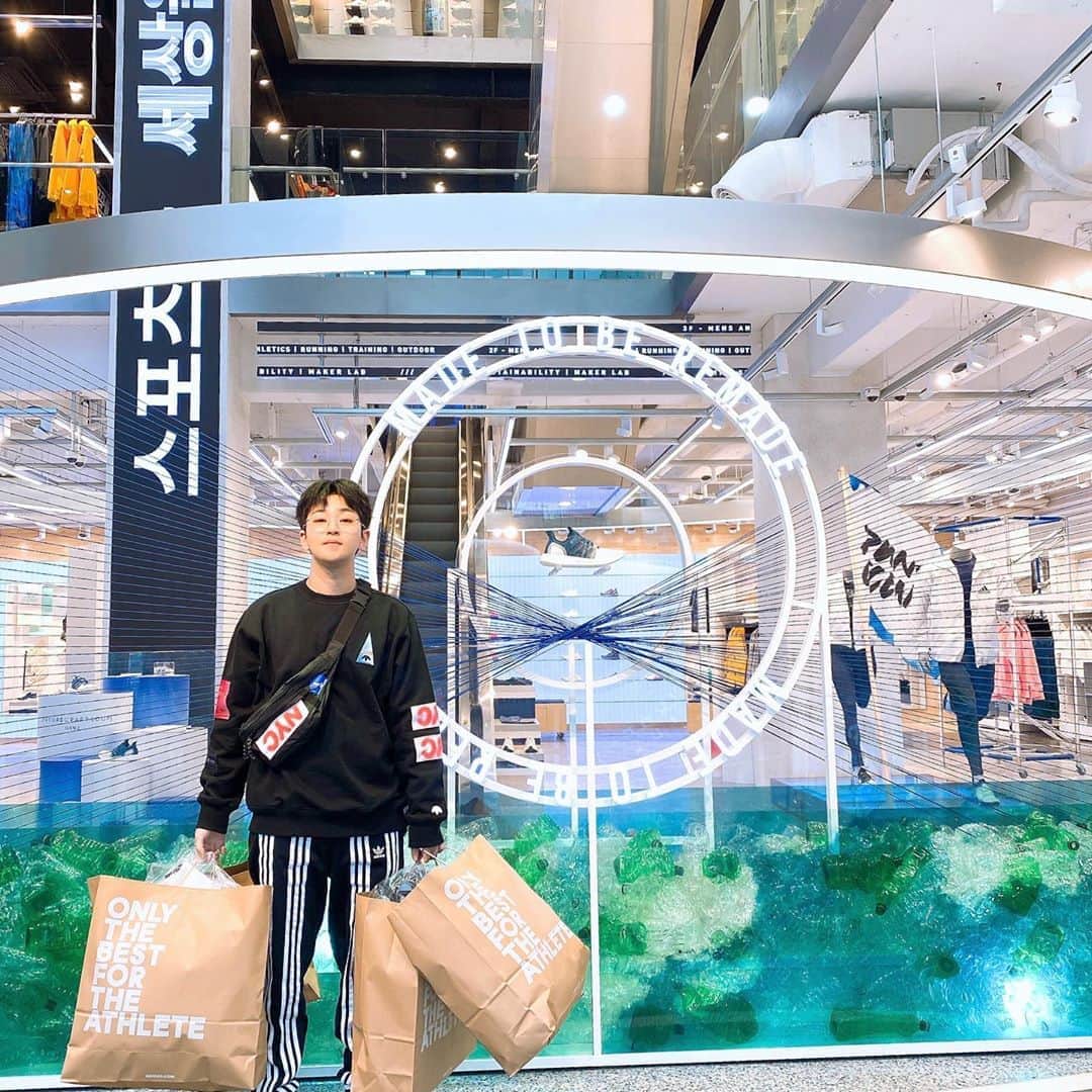 DINDINのインスタグラム：「나 딘딘 아디다스 가족으로서 세계 최초 ‘게임, 라이프, 월드’ 콘셉트 매장인 ‘아디다스 홍대 브랜드 센터’ 방문했음 (처음에는 무슨 말인지 이해 못했음). 최첨단 디지털 스크린을 설치해 아디다스의 제품과 브랜드 스토리를 새로운 방식으로 전달함 (메시지들이 강력함). 매장은 층별로 ▲월드존(1층) ▲게임존(2층) ▲라이프존(3층)이라는 각기 다른 주제로 꾸며졌음.(신기함)  딘딘 총평: 가볼만 하다. 사진 잘 나오는 조명을 설치한듯 ㅎㅎ 플라스틱 영상은 좀 감동 👍🏻 #아디다스홍대브랜드센터 #딘딘 #아디다스 #패밀리 #영원히함께가자 @adidaskr @originals_kr」