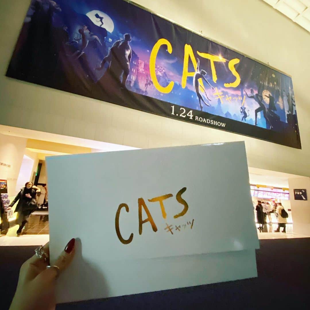 夏焼雅さんのインスタグラム写真 - (夏焼雅Instagram)「2020年1月24日（金）から日本でも公開される映画『キャッツ』一足先に観させて頂きました🐈﻿ あの大ヒットミュージカルが映画化って事でかなり楽しみにしていました🎞✨✨✨﻿ ﻿ まずは"Cats"の世界観とても素敵でした〜👏🏻✨✨✨﻿ 自分が猫ちゃんならどんな色や柄なのかなぁ〜とか考えてみたり🐈💭﻿ ﻿ 今回は【字幕版】で観させて頂きました♪﻿ "Cats"の魅力はやはり！！﻿ 歌とダンスパフォーマンス🎙🩰✨﻿ もう美しすぎて感動。。。🥺💕💕💕﻿ ﻿ 歌・ダンス意外にも、キャストの皆さんの"表情"や流れてくる"音楽" で、様々な感情が伝わってきます。﻿ ﻿ Catsのミュージカルをまだ見たことがなくて、ずっと見たいなとは思っていたけど、映画を観たらこれは絶対にミュージカルを見なあかん、、、🤔ってなった❣️❣️﻿ ﻿ 猫のしなやかな動き・そして、喜んだり悲しんだり驚いたり、猫ちゃんの動きそのもの。﻿ 人間があんな風に表現できるなんて、、、🤭っと、﻿ とにかく驚き。﻿ リアルだったなぁ〜🐈﻿ ﻿ メイクや猫の毛並みとかセットも全てがかわいくて、とにかく素晴らしかったです💖﻿ ﻿ 猫目線での映像なので、建物、食べ物、普段自分が使っているアクセサリーやサンダル👡が猫ちゃんたちから見たらあんなに風に見えてるのかな？とか、とても不思議な感覚でした♡﻿ ﻿ ミュージカルって見ると自分も歌いたくなったり踊りたくなったりする。﻿ またいつかミュージカル挑戦したくなりました💗﻿ ﻿ そして【吹き替え版】では、豪華キャストの皆様✨﻿ #葵わかな　さん﻿ #山崎育三郎　さん﻿ #高橋あず美　さん　﻿ #秋山竜次　さん（#ロバート） ﻿ #森崎ウィン　さん ﻿ #大貫勇輔　さん ﻿ #藤原聡　さん（#Official髭男dism）﻿ #大竹しのぶ さん﻿ #山寺宏一　さん﻿ #浦嶋りんこ　さん﻿ #RIRI さん﻿ #宮野真守　さん﻿ #沢城みゆき　さん﻿ #山路和弘 さん﻿ #宝田明　さん﻿ が発表されています👏🏻　すごい💕💕💕﻿ 吹き替え版もかなり気になります♪﻿ ﻿ ps.途中に出てくるネズミちゃんかわいかったですよ🐁💓﻿ ちょっと驚きのシーンもあったけど。。。﻿ 見てのお楽しみ😂﻿ ヒント…【G】苦手な人は🤦🏼‍♀️こんな感じかもwww笑﻿ でも一瞬だからご安心を！﻿ ぜひ興味のある方はご覧くださいませ〜🐈🍿🎞🎟﻿ …﻿ 帰りに見えた東京タワーめっちゃキレイに撮れた🗼♡﻿ ﻿ #1月24日公開﻿ #映画キャッツ﻿ #大ヒットミュージカル映画化﻿ #cats﻿ #promotion﻿ #初一人映画﻿ #ハマりそう﻿ #🐈﻿ #🐁﻿ #🍿﻿ #🎟﻿ #🎞」1月20日 15時28分 - miyaaa0825
