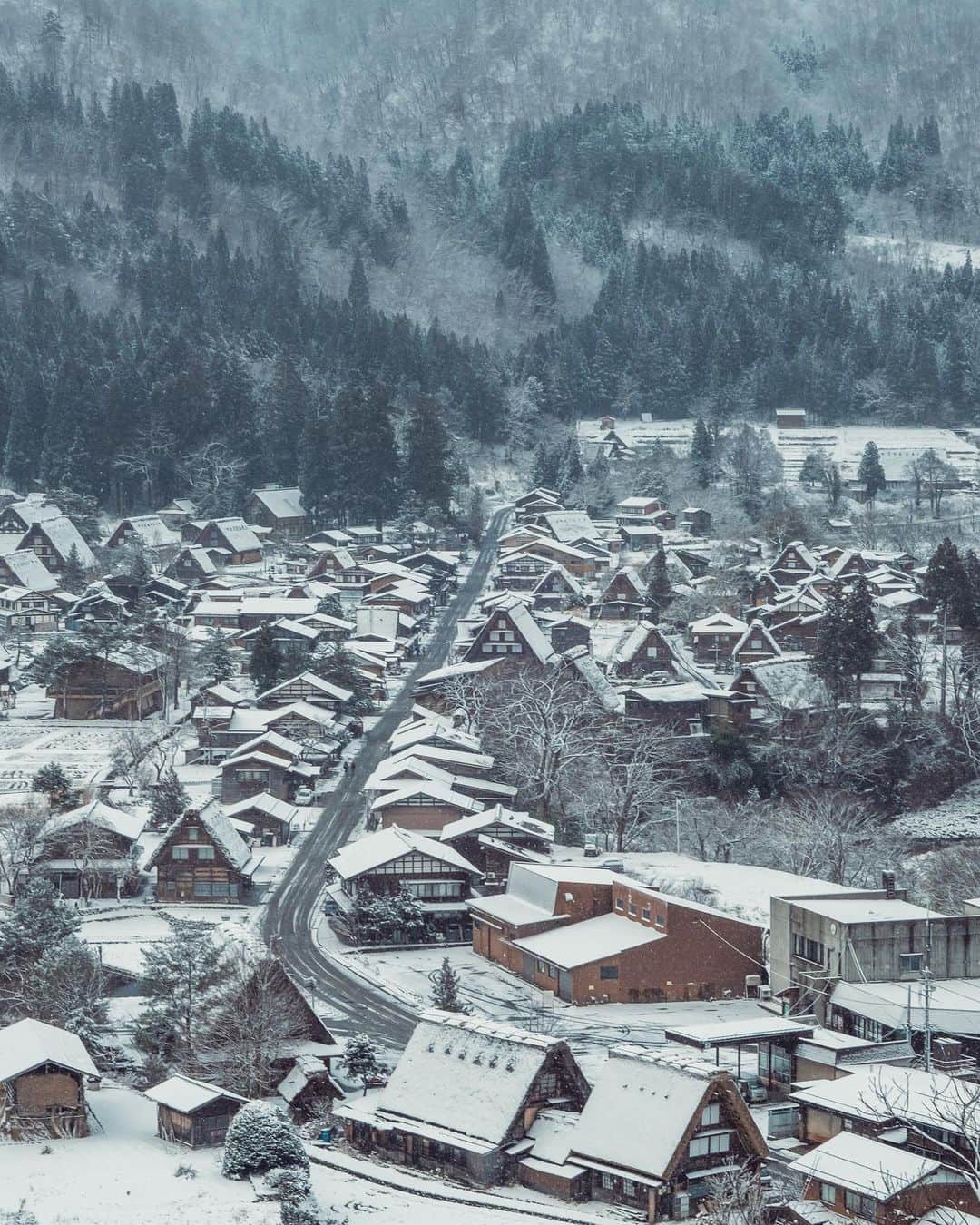 Sonoda COO Yukiyaのインスタグラム：「The snowing day in Shirakawa-go village, Japan!  #kyotophotographer  #tokyophotographer  #japanphotographer  #japan  #japantravel  #traveljapan  #kyoto  #kyototravel  #travelkyoto #tokyo  #tokyotravel  #traveltokyo #beautifuldestinations  #earth #earthpics  #sonyalpha」