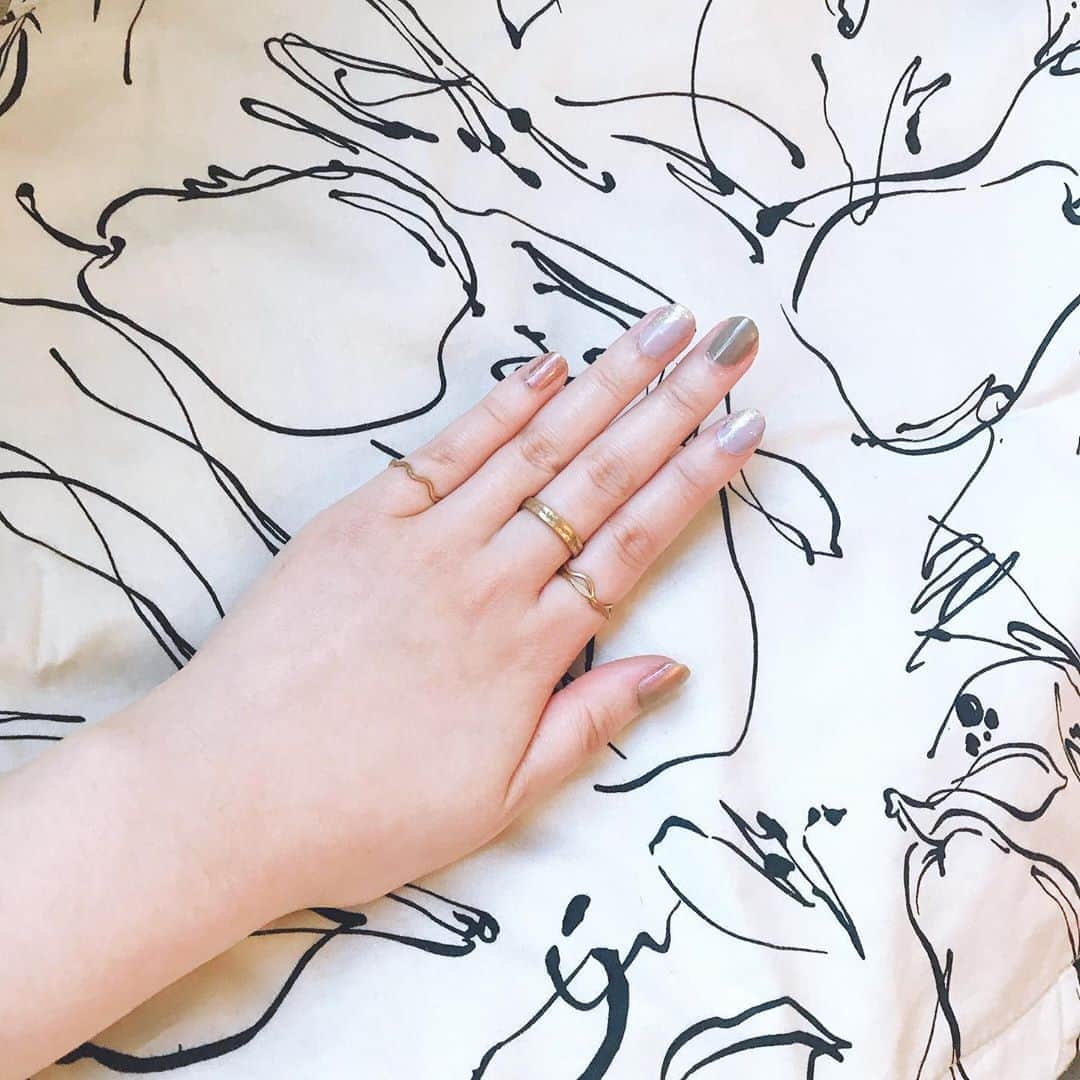 真山朔のインスタグラム：「普段の服に合うかな…なんだかピンク系な爪💅」