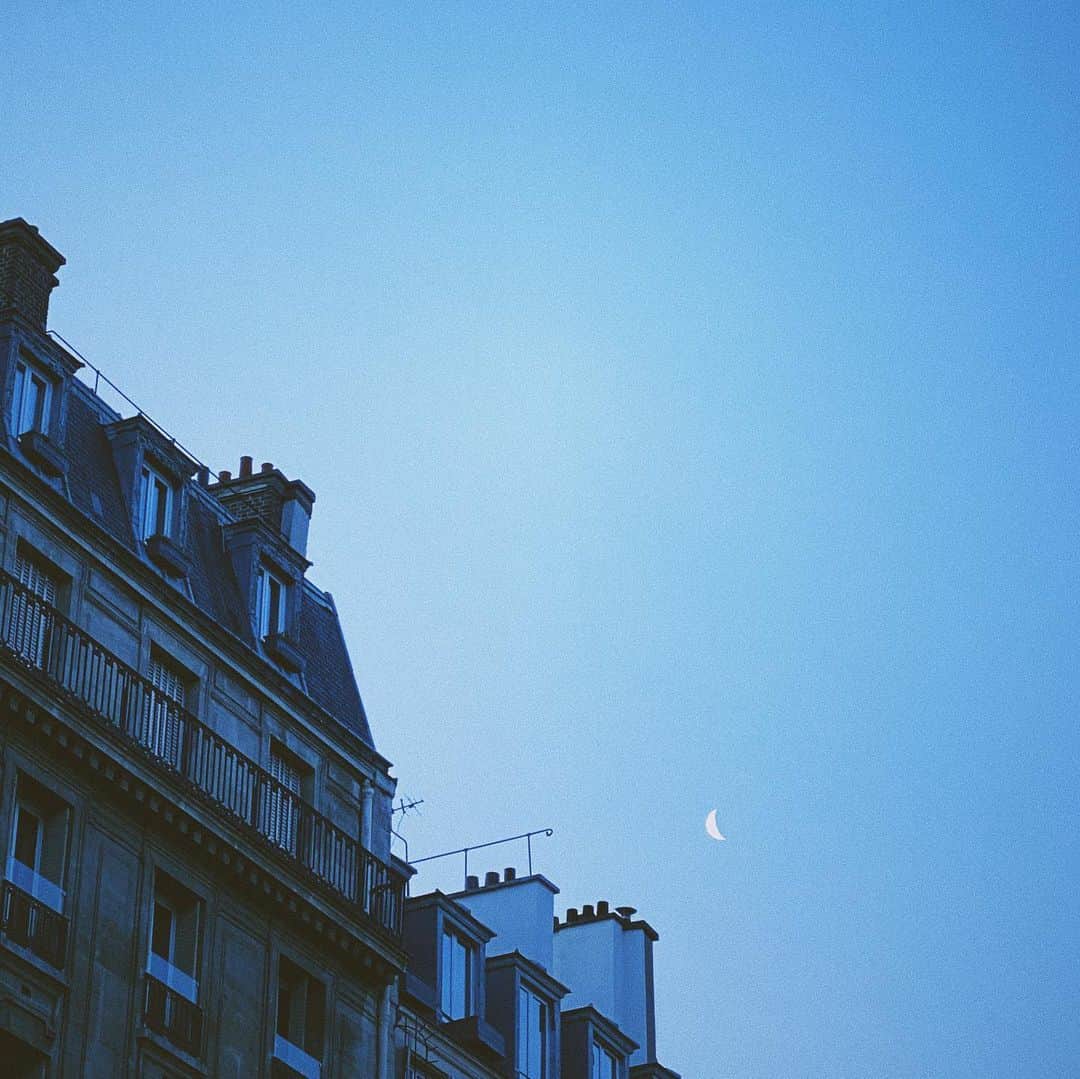 リウ・ウェンのインスタグラム：「🌜」