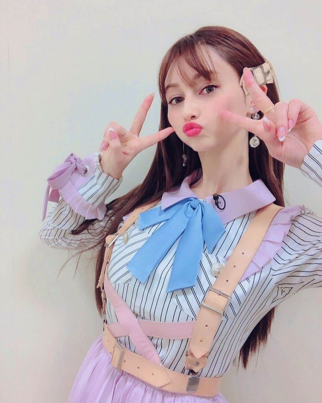 ダレノガレ明美さんのインスタグラム写真 - (ダレノガレ明美Instagram)「今日友で中井りかちゃんと NGTの衣装を着ました💋 私の憧れだったアイドルの衣装がまさか29歳で着れるとは…🥺 嬉しくて沢山写真撮りました✨ CAROME.のアイライナー、マスカラも紹介させていただきました！ 本当に素敵な機会を与えくださり ありがとうございます❤️」1月20日 15時43分 - darenogare.akemi