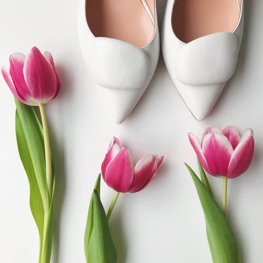 ルパートサンダーソンのインスタグラム：「Tulip fever 🌷| Clava in white calf | Available to buy at @matchesfashion | #WinterWhites #WhiteShoes #MidHeels #RupertSanderson」